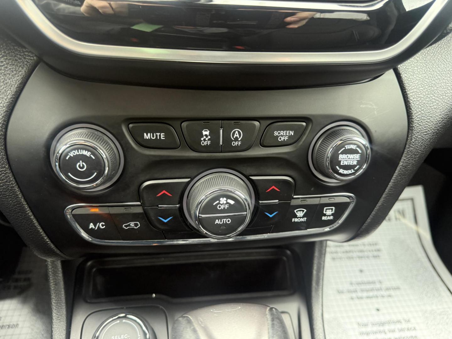 2019 Black /Black Jeep Cherokee Limited 4WD (1C4PJMDX2KD) with an 3.2L V6 DOHC 24V engine, Automatic transmission, located at 547 E. Main St., Orwell, OH, 44076, (440) 437-5893, 41.535435, -80.847855 - 2019 Jeep Cherokee Limited 4WD – Premium Luxury with V6 Power and All-Terrain Capability! This 2019 Jeep Cherokee Limited 4WD is a sharp, well-equipped midsize SUV that blends upscale comfort with true Jeep versatility. Powered by the strong 3.2L Pentastar V6 engine paired with a smooth 9-speed a - Photo#16