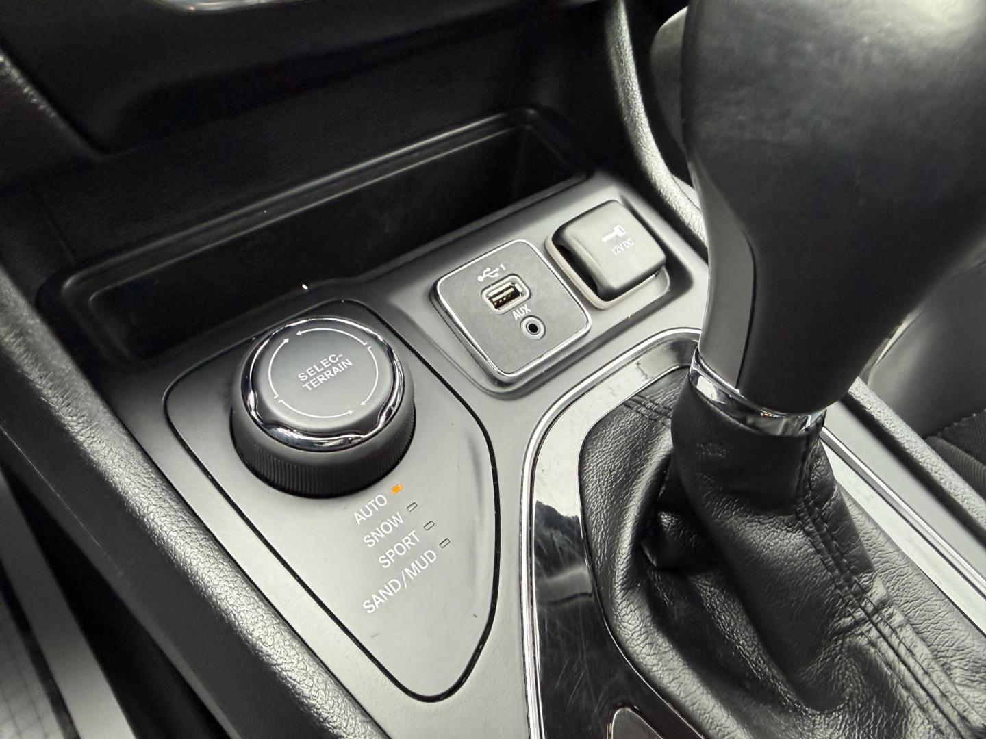 2019 Black /Black Jeep Cherokee Limited 4WD (1C4PJMDX2KD) with an 3.2L V6 DOHC 24V engine, Automatic transmission, located at 547 E. Main St., Orwell, OH, 44076, (440) 437-5893, 41.535435, -80.847855 - 2019 Jeep Cherokee Limited 4WD – Premium Luxury with V6 Power and All-Terrain Capability! This 2019 Jeep Cherokee Limited 4WD is a sharp, well-equipped midsize SUV that blends upscale comfort with true Jeep versatility. Powered by the strong 3.2L Pentastar V6 engine paired with a smooth 9-speed a - Photo#17