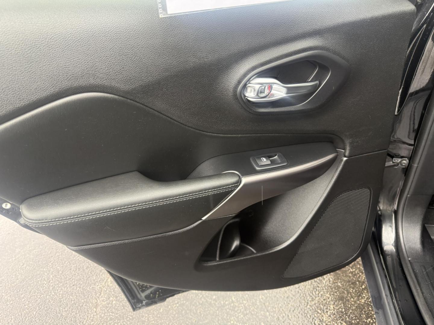 2019 Black /Black Jeep Cherokee Limited 4WD (1C4PJMDX2KD) with an 3.2L V6 DOHC 24V engine, Automatic transmission, located at 547 E. Main St., Orwell, OH, 44076, (440) 437-5893, 41.535435, -80.847855 - 2019 Jeep Cherokee Limited 4WD – Premium Luxury with V6 Power and All-Terrain Capability! This 2019 Jeep Cherokee Limited 4WD is a sharp, well-equipped midsize SUV that blends upscale comfort with true Jeep versatility. Powered by the strong 3.2L Pentastar V6 engine paired with a smooth 9-speed a - Photo#39
