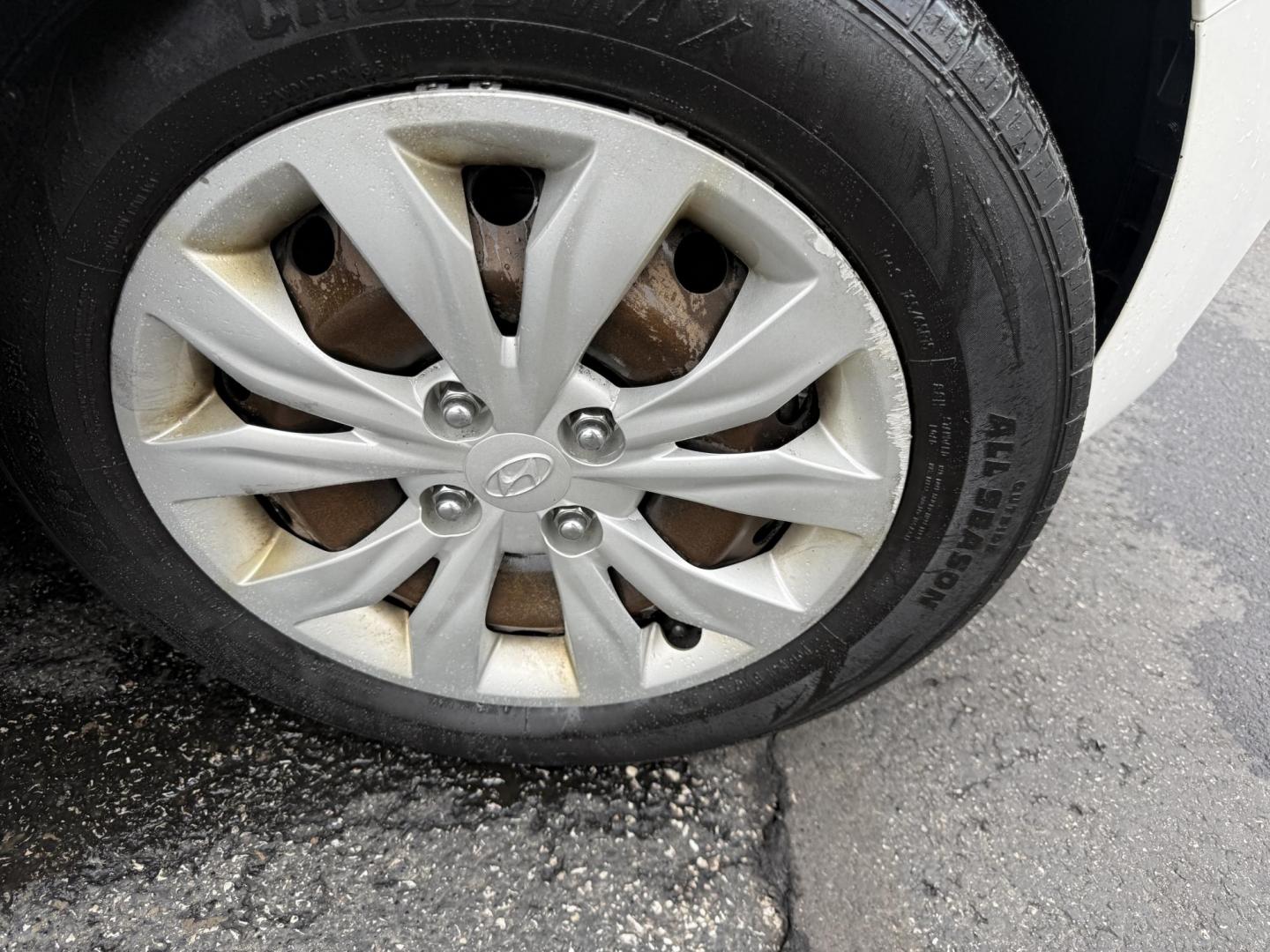 2019 White /Black Hyundai Accent SE 4-Door 6A (3KPC24A39KE) with an 1.6L I4 DOHC 16V engine, Automatic transmission, located at 547 E. Main St., Orwell, OH, 44076, (440) 437-5893, 41.535435, -80.847855 - 2019 Hyundai Accent SE – Super Efficient, Reliable, and Ready to Drive! This clean 2019 Hyundai Accent SE is a fantastic compact sedan that’s perfect for commuting and saving money at the pump! Powered by a smooth 1.6L I4 GDI engine paired with a responsive 6-speed automatic transmission, it de - Photo#4