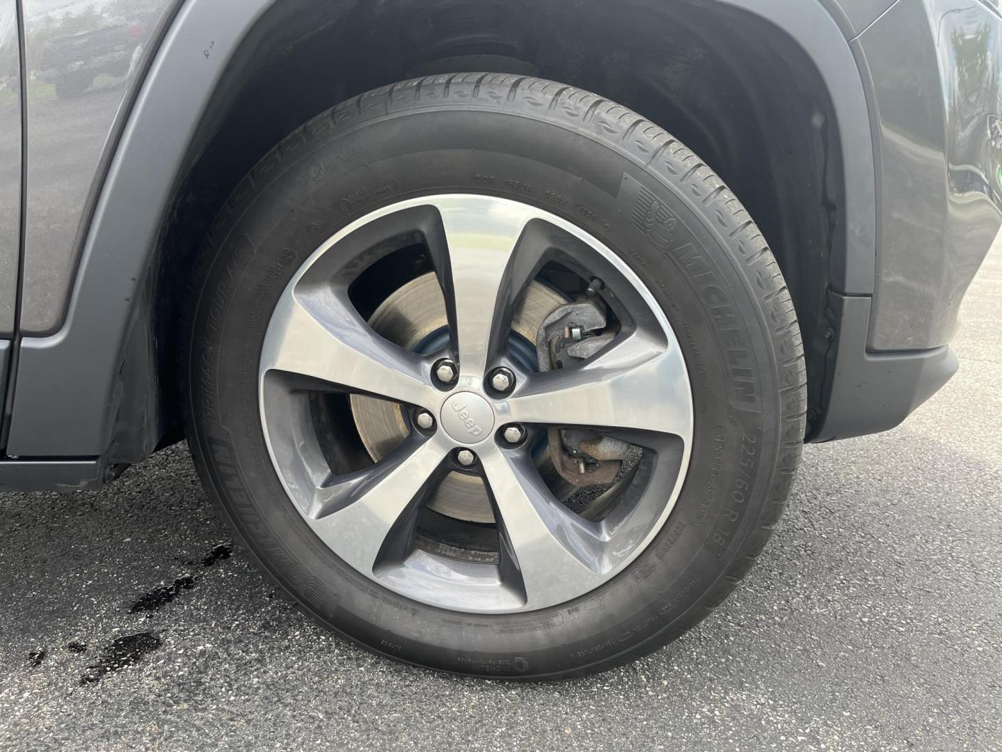 2020 Gray /Black Jeep Cherokee Limited 4WD (1C4PJMDXXLD) with an 3.2L V6 DOHC 24V engine, Automatic transmission, located at 11115 Chardon Rd. , Chardon, OH, 44024, (440) 214-9705, 41.580246, -81.241943 - 2020 Jeep Cherokee Limited 4WD – Premium Luxury with V6 Power and Confident Capability! This 2020 Jeep Cherokee Limited 4WD is a refined midsize SUV that offers upscale comfort, modern technology, and all-weather confidence. Powered by the strong 3.2L Pentastar V6 engine paired with a smooth 9-sp - Photo#4