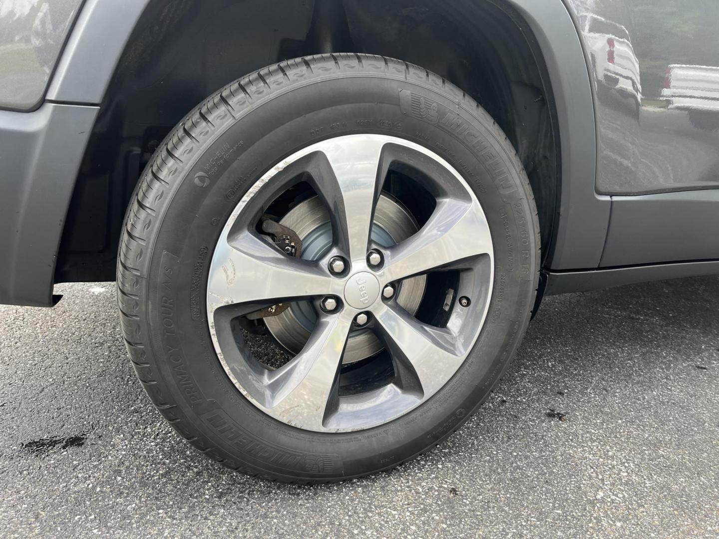 2020 Gray /Black Jeep Cherokee Limited 4WD (1C4PJMDXXLD) with an 3.2L V6 DOHC 24V engine, Automatic transmission, located at 11115 Chardon Rd. , Chardon, OH, 44024, (440) 214-9705, 41.580246, -81.241943 - 2020 Jeep Cherokee Limited 4WD – Premium Luxury with V6 Power and Confident Capability! This 2020 Jeep Cherokee Limited 4WD is a refined midsize SUV that offers upscale comfort, modern technology, and all-weather confidence. Powered by the strong 3.2L Pentastar V6 engine paired with a smooth 9-sp - Photo#7