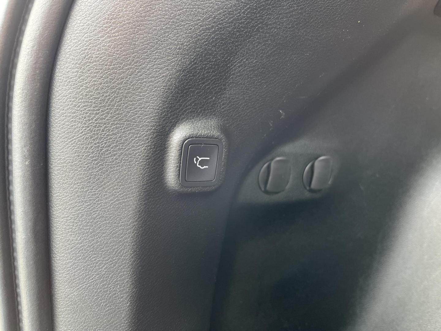 2020 Gray /Black Jeep Cherokee Limited 4WD (1C4PJMDXXLD) with an 3.2L V6 DOHC 24V engine, Automatic transmission, located at 11115 Chardon Rd. , Chardon, OH, 44024, (440) 214-9705, 41.580246, -81.241943 - 2020 Jeep Cherokee Limited 4WD – Premium Luxury with V6 Power and Confident Capability! This 2020 Jeep Cherokee Limited 4WD is a refined midsize SUV that offers upscale comfort, modern technology, and all-weather confidence. Powered by the strong 3.2L Pentastar V6 engine paired with a smooth 9-sp - Photo#15