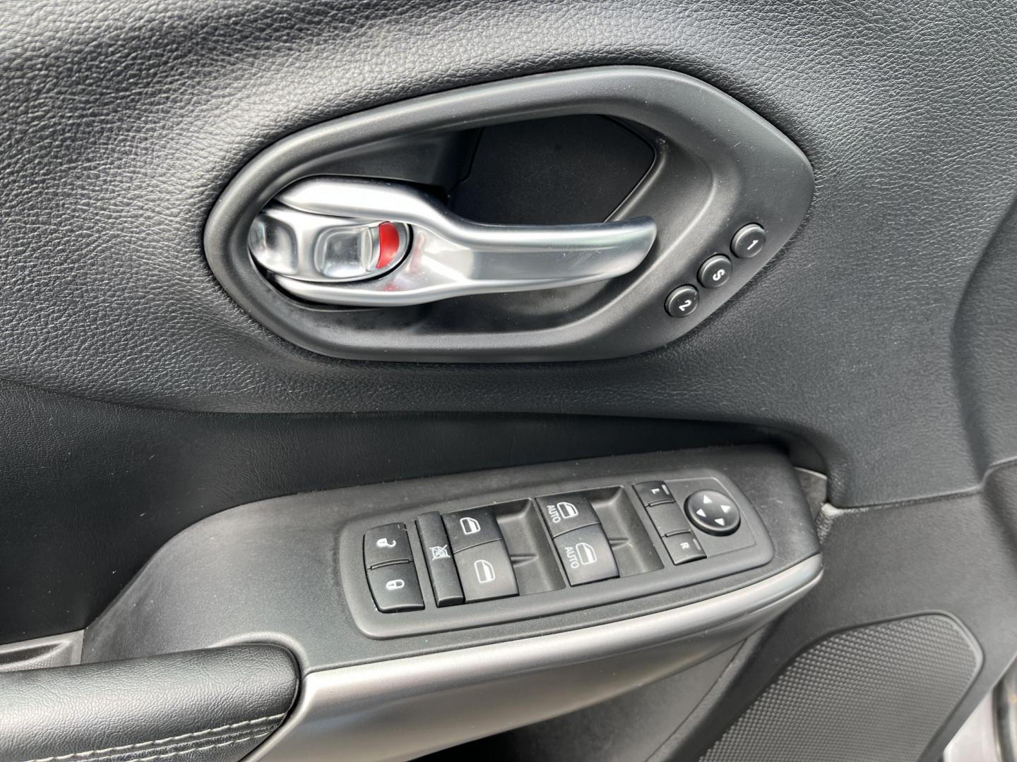2020 Gray /Black Jeep Cherokee Limited 4WD (1C4PJMDXXLD) with an 3.2L V6 DOHC 24V engine, Automatic transmission, located at 11115 Chardon Rd. , Chardon, OH, 44024, (440) 214-9705, 41.580246, -81.241943 - 2020 Jeep Cherokee Limited 4WD – Premium Luxury with V6 Power and Confident Capability! This 2020 Jeep Cherokee Limited 4WD is a refined midsize SUV that offers upscale comfort, modern technology, and all-weather confidence. Powered by the strong 3.2L Pentastar V6 engine paired with a smooth 9-sp - Photo#17