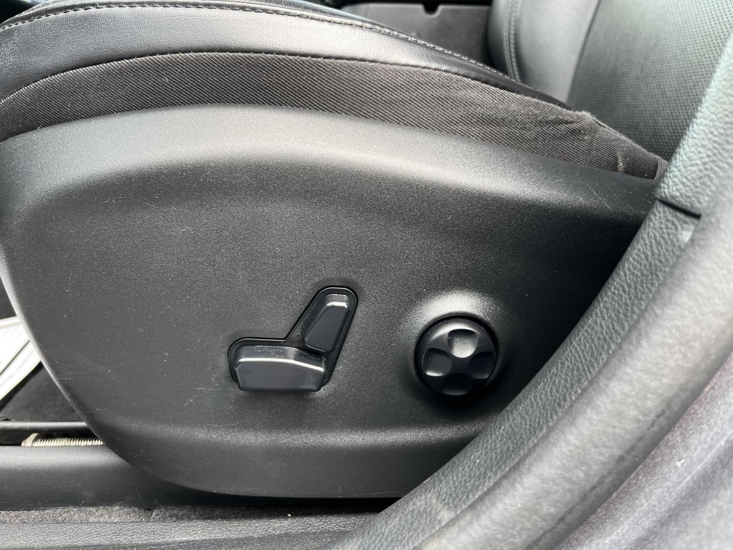 2020 Gray /Black Jeep Cherokee Limited 4WD (1C4PJMDXXLD) with an 3.2L V6 DOHC 24V engine, Automatic transmission, located at 11115 Chardon Rd. , Chardon, OH, 44024, (440) 214-9705, 41.580246, -81.241943 - 2020 Jeep Cherokee Limited 4WD – Premium Luxury with V6 Power and Confident Capability! This 2020 Jeep Cherokee Limited 4WD is a refined midsize SUV that offers upscale comfort, modern technology, and all-weather confidence. Powered by the strong 3.2L Pentastar V6 engine paired with a smooth 9-sp - Photo#19