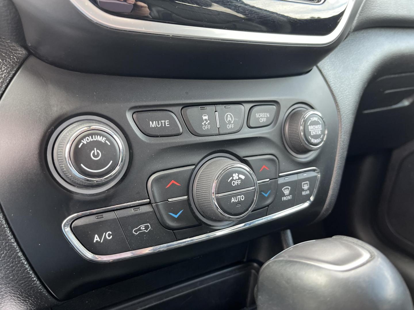 2020 Gray /Black Jeep Cherokee Limited 4WD (1C4PJMDXXLD) with an 3.2L V6 DOHC 24V engine, Automatic transmission, located at 11115 Chardon Rd. , Chardon, OH, 44024, (440) 214-9705, 41.580246, -81.241943 - 2020 Jeep Cherokee Limited 4WD – Premium Luxury with V6 Power and Confident Capability! This 2020 Jeep Cherokee Limited 4WD is a refined midsize SUV that offers upscale comfort, modern technology, and all-weather confidence. Powered by the strong 3.2L Pentastar V6 engine paired with a smooth 9-sp - Photo#28