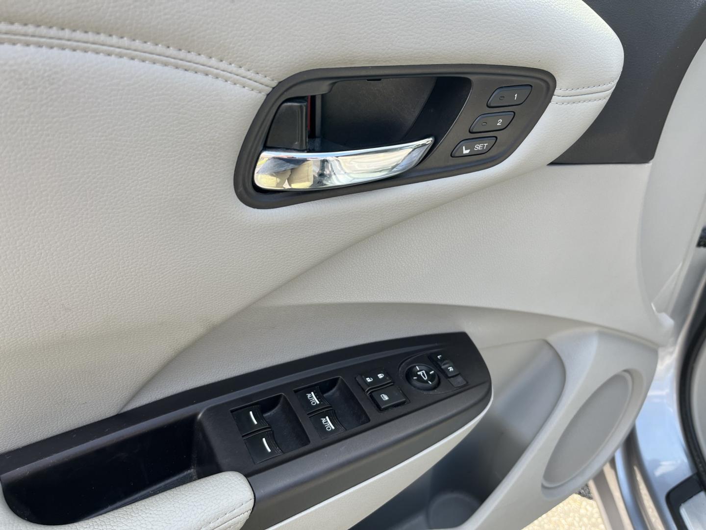 2016 Acura RDX 6-Spd AT AWD w/ Technology Package (5J8TB4H57GL) with an 2.3L L4 DOHC 16V engine, 6-Speed Automatic transmission, located at 547 E. Main St., Orwell, OH, 44076, (440) 437-5893, 41.535435, -80.847855 - Photo#17