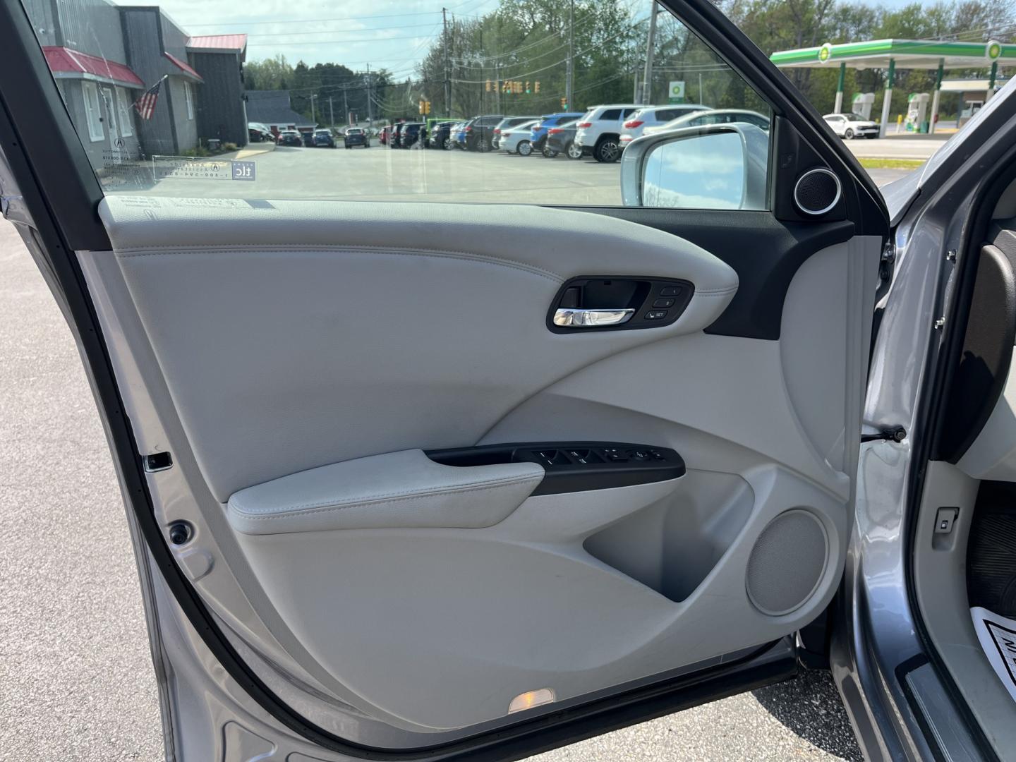 2016 Acura RDX 6-Spd AT AWD w/ Technology Package (5J8TB4H57GL) with an 2.3L L4 DOHC 16V engine, 6-Speed Automatic transmission, located at 547 E. Main St., Orwell, OH, 44076, (440) 437-5893, 41.535435, -80.847855 - Photo#16