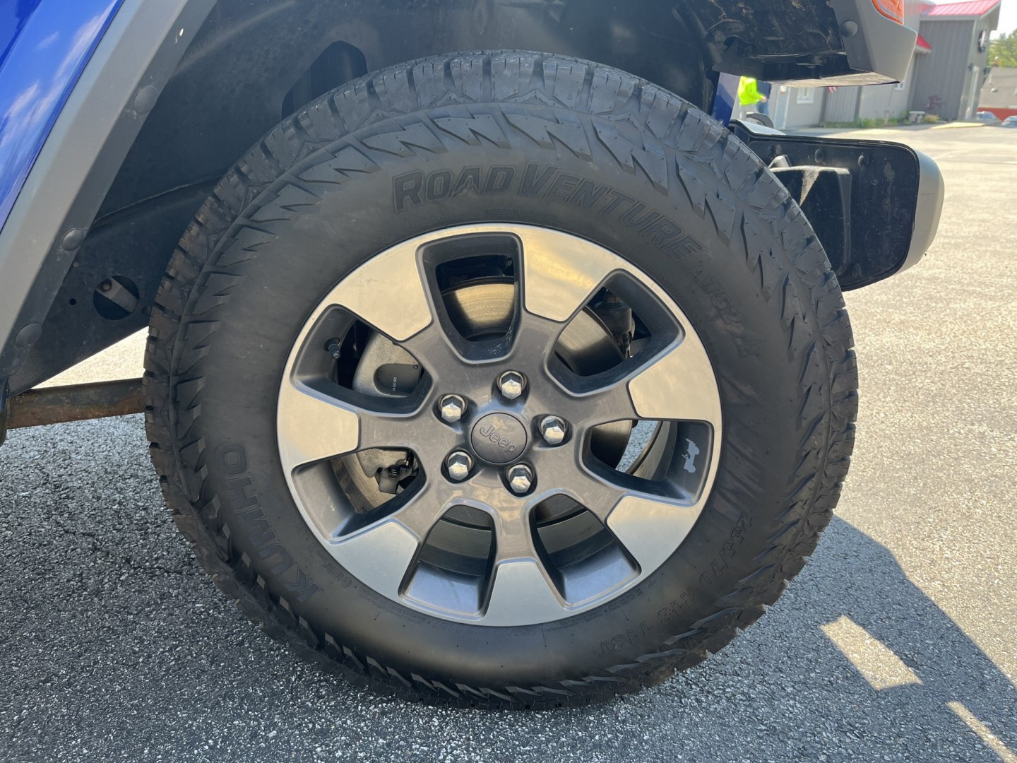 2018 Jeep Wrangler Unlimited Sahara (1C4HJXEN8JW) with an 2.0L L4 DOHC 16V TURBO engine, 6A transmission, located at 547 E. Main St., Orwell, OH, 44076, (440) 437-5893, 41.535435, -80.847855 - Photo#4