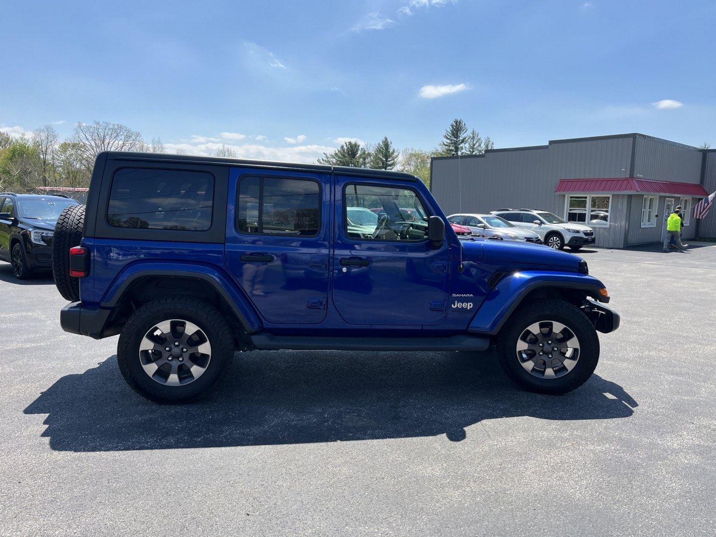 2018 Jeep Wrangler Unlimited Sahara (1C4HJXEN8JW) with an 2.0L L4 DOHC 16V TURBO engine, 6A transmission, located at 547 E. Main St., Orwell, OH, 44076, (440) 437-5893, 41.535435, -80.847855 - Photo#5
