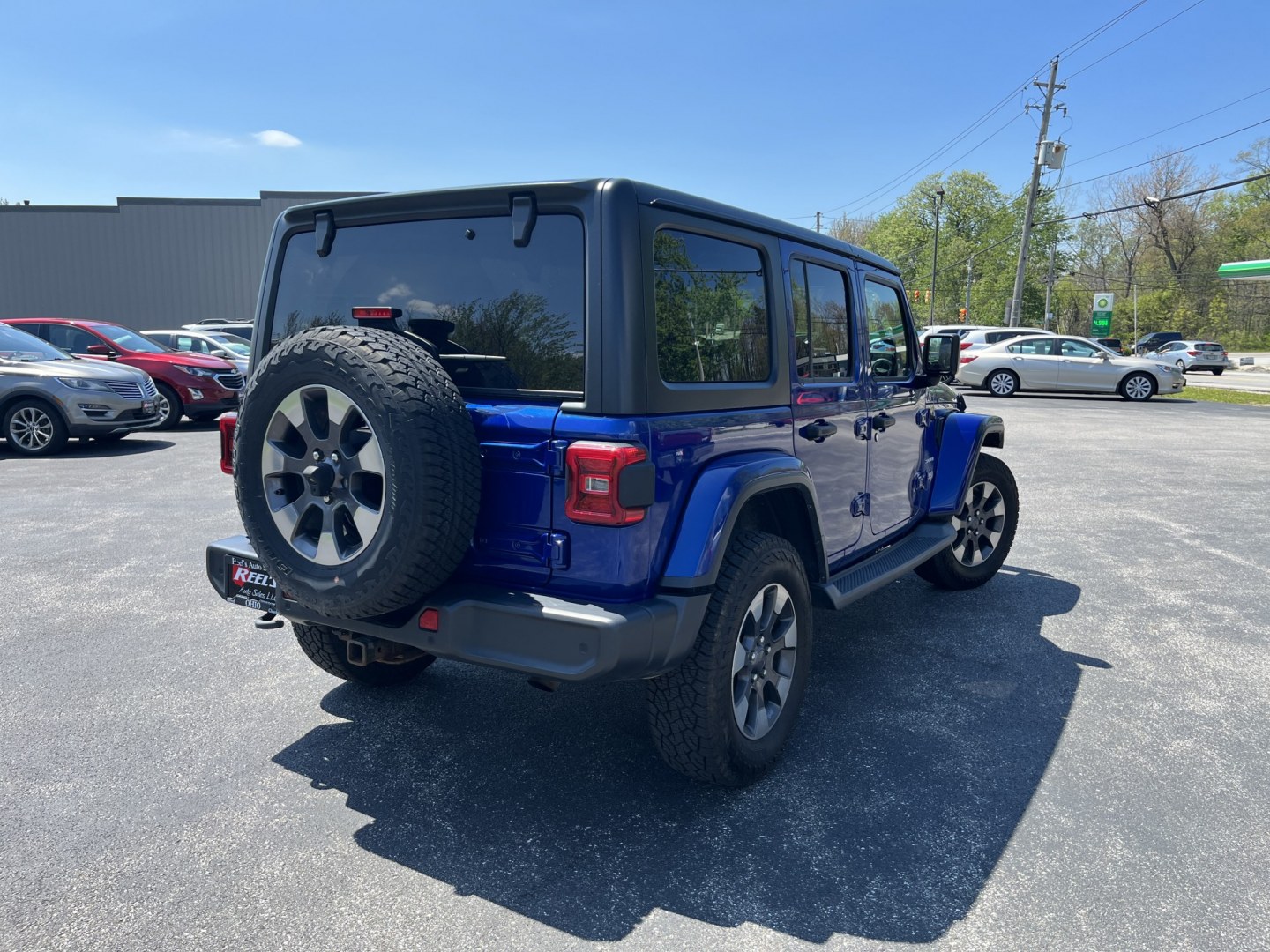 2018 Jeep Wrangler Unlimited Sahara (1C4HJXEN8JW) with an 2.0L L4 DOHC 16V TURBO engine, 6A transmission, located at 547 E. Main St., Orwell, OH, 44076, (440) 437-5893, 41.535435, -80.847855 - Photo#6