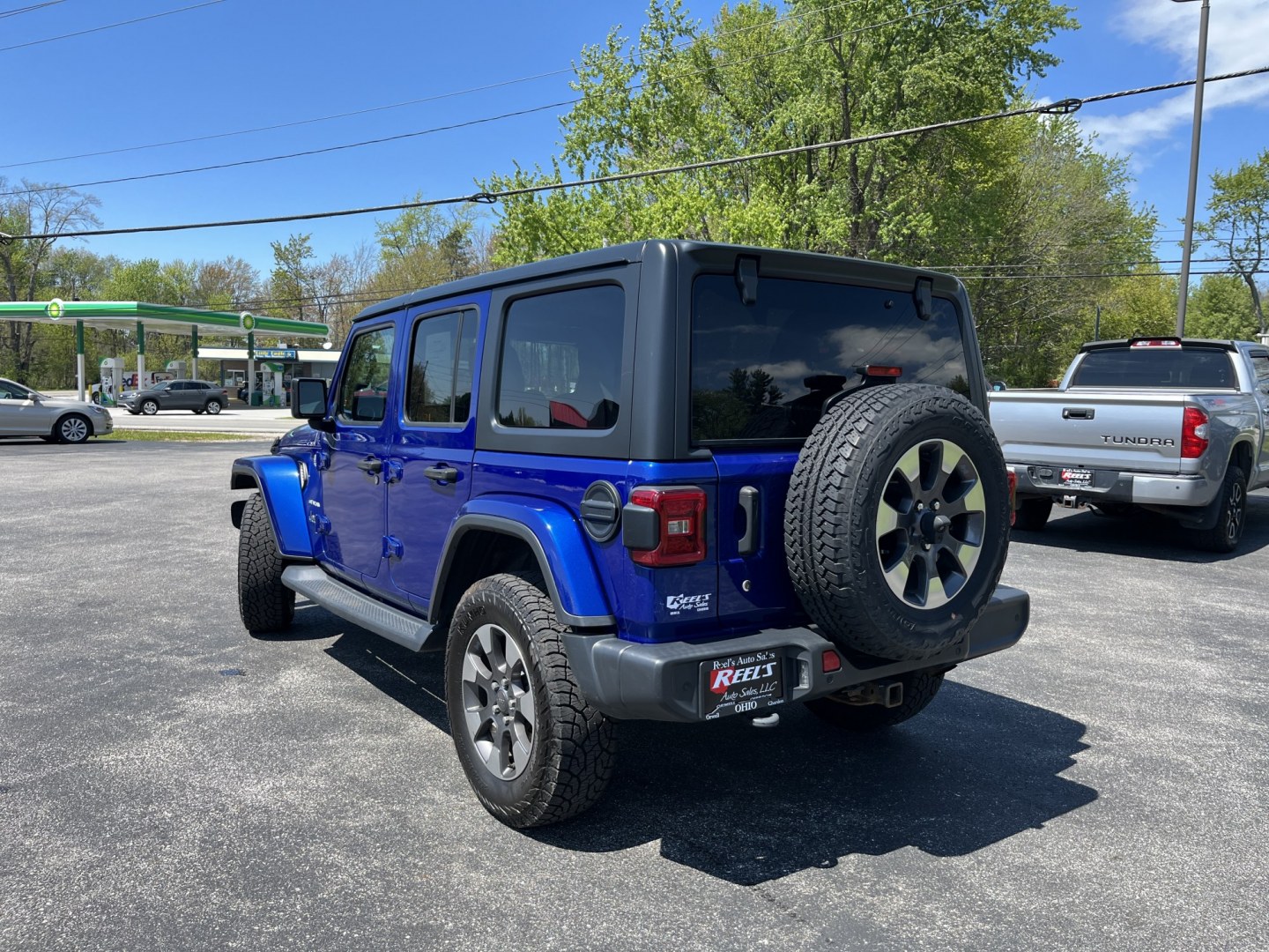 2018 Jeep Wrangler Unlimited Sahara (1C4HJXEN8JW) with an 2.0L L4 DOHC 16V TURBO engine, 6A transmission, located at 547 E. Main St., Orwell, OH, 44076, (440) 437-5893, 41.535435, -80.847855 - Photo#9