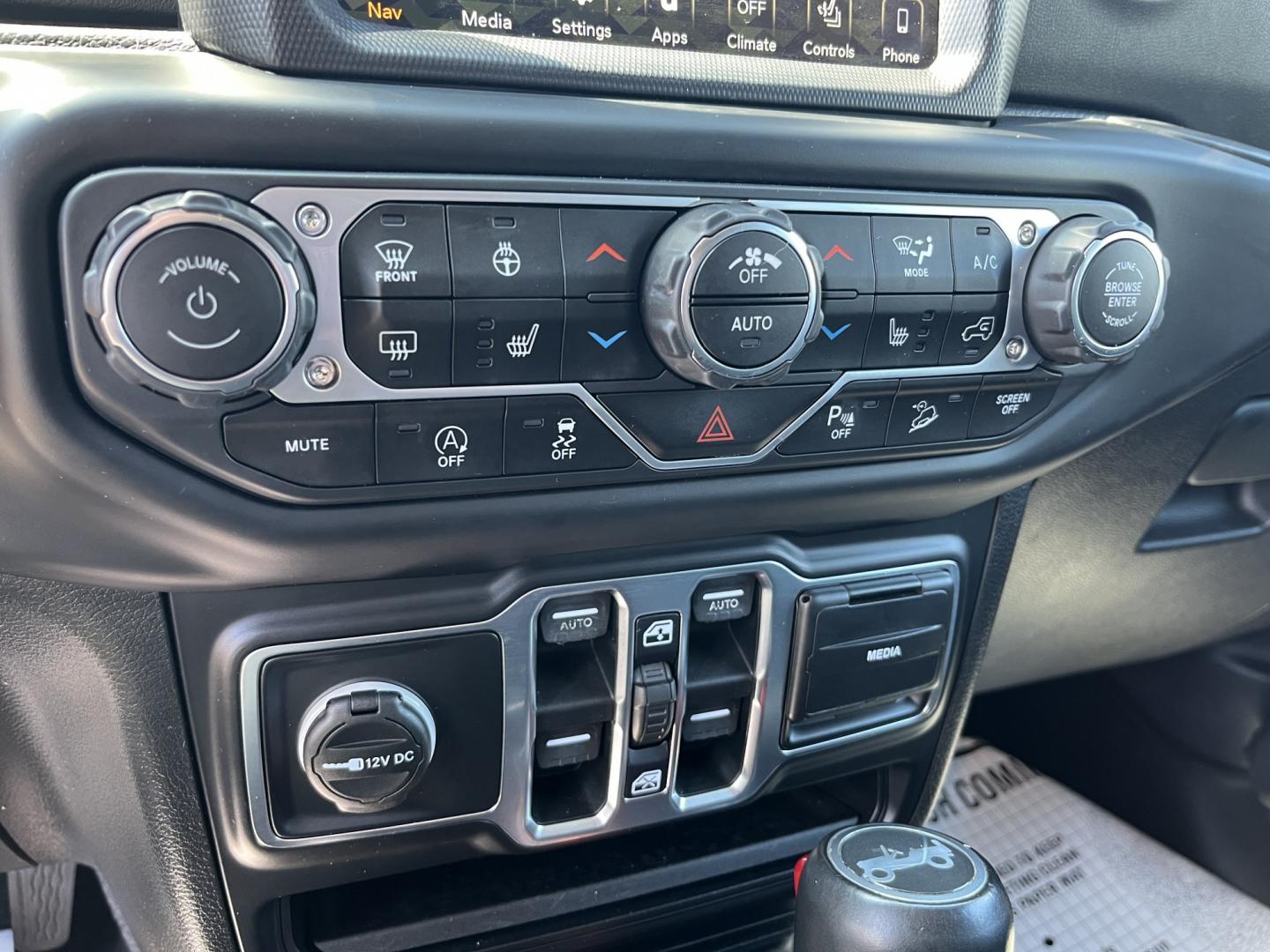 2018 Jeep Wrangler Unlimited Sahara (1C4HJXEN8JW) with an 2.0L L4 DOHC 16V TURBO engine, 6A transmission, located at 547 E. Main St., Orwell, OH, 44076, (440) 437-5893, 41.535435, -80.847855 - Photo#25