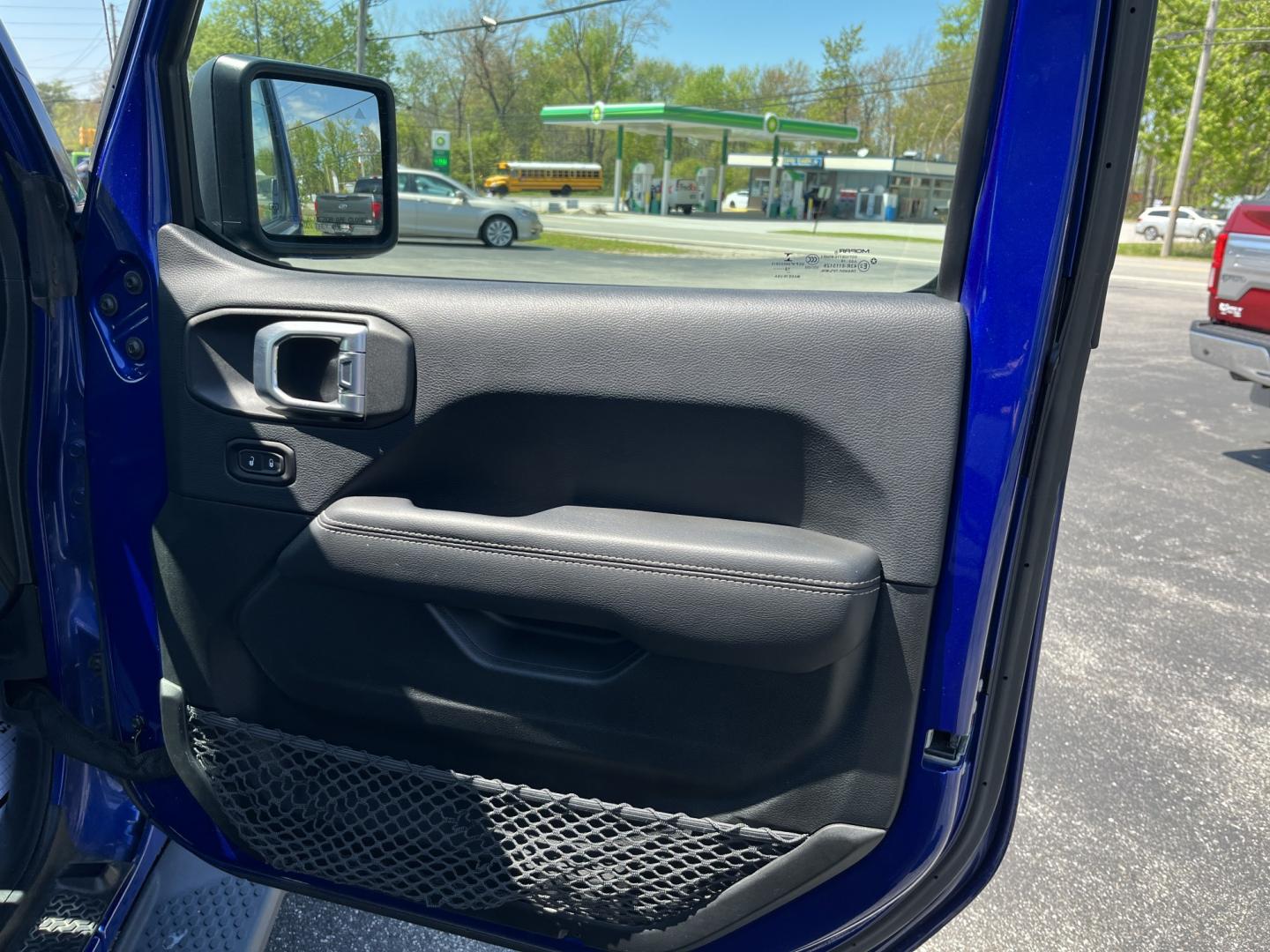 2018 Jeep Wrangler Unlimited Sahara (1C4HJXEN8JW) with an 2.0L L4 DOHC 16V TURBO engine, 6A transmission, located at 547 E. Main St., Orwell, OH, 44076, (440) 437-5893, 41.535435, -80.847855 - Photo#32