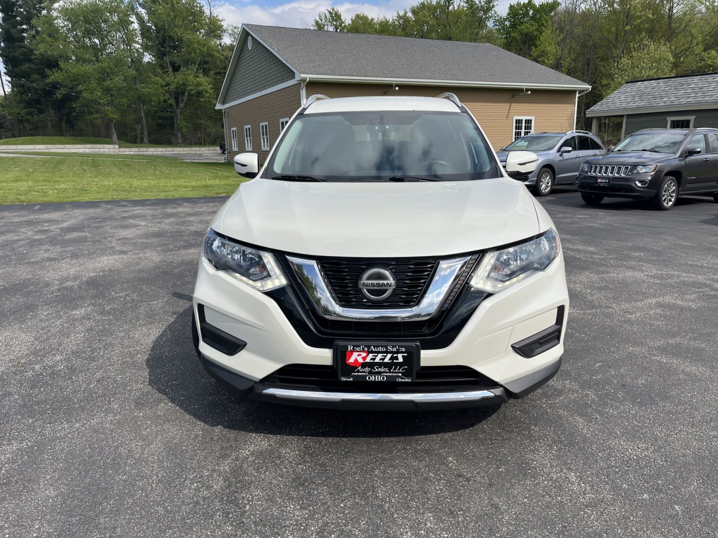 2018 Nissan Rogue SV AWD (5N1AT2MV6JC) with an 2.5L L4 DOHC 16V engine, CVT transmission, located at 547 E. Main St., Orwell, OH, 44076, (440) 437-5893, 41.535435, -80.847855 - Photo#1