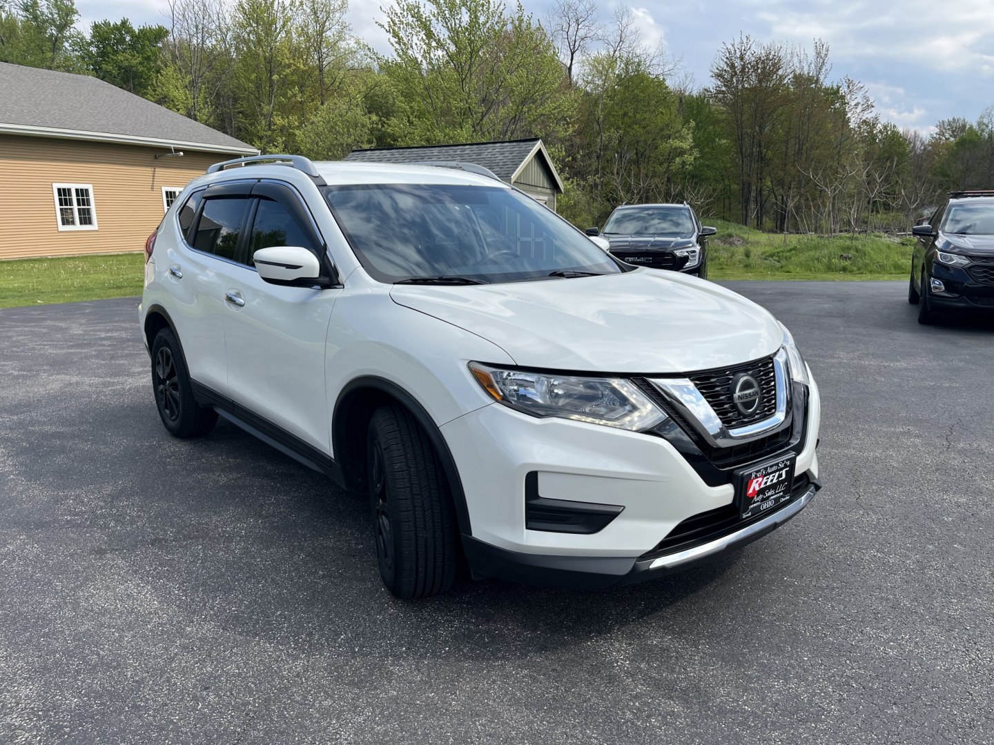 2018 Nissan Rogue SV AWD (5N1AT2MV6JC) with an 2.5L L4 DOHC 16V engine, CVT transmission, located at 547 E. Main St., Orwell, OH, 44076, (440) 437-5893, 41.535435, -80.847855 - Photo#2
