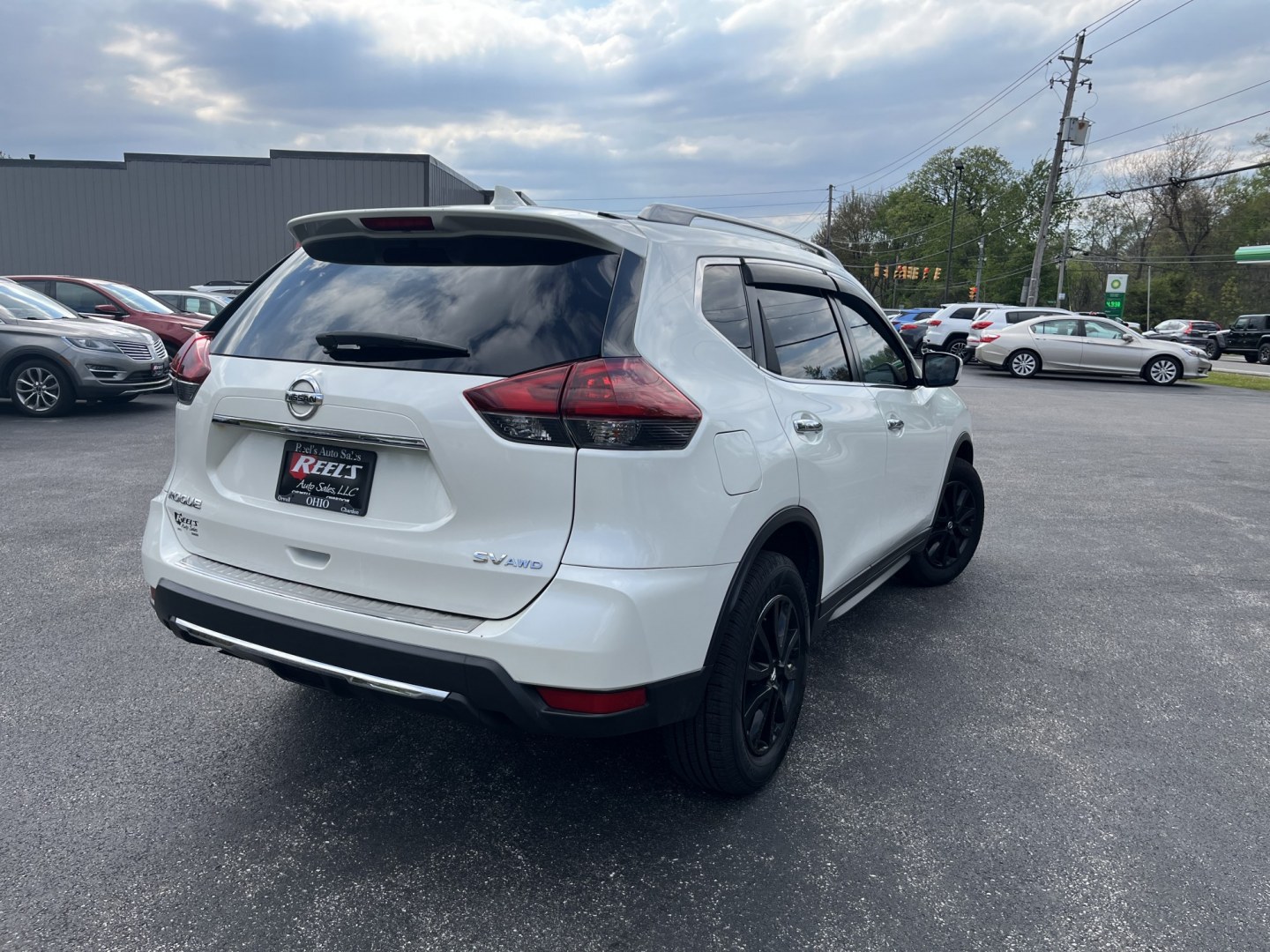 2018 Nissan Rogue SV AWD (5N1AT2MV6JC) with an 2.5L L4 DOHC 16V engine, CVT transmission, located at 547 E. Main St., Orwell, OH, 44076, (440) 437-5893, 41.535435, -80.847855 - Photo#6