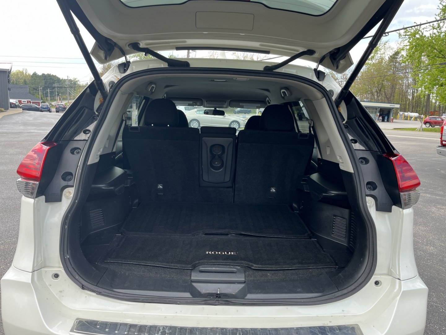 2018 Nissan Rogue SV AWD (5N1AT2MV6JC) with an 2.5L L4 DOHC 16V engine, CVT transmission, located at 547 E. Main St., Orwell, OH, 44076, (440) 437-5893, 41.535435, -80.847855 - Photo#14