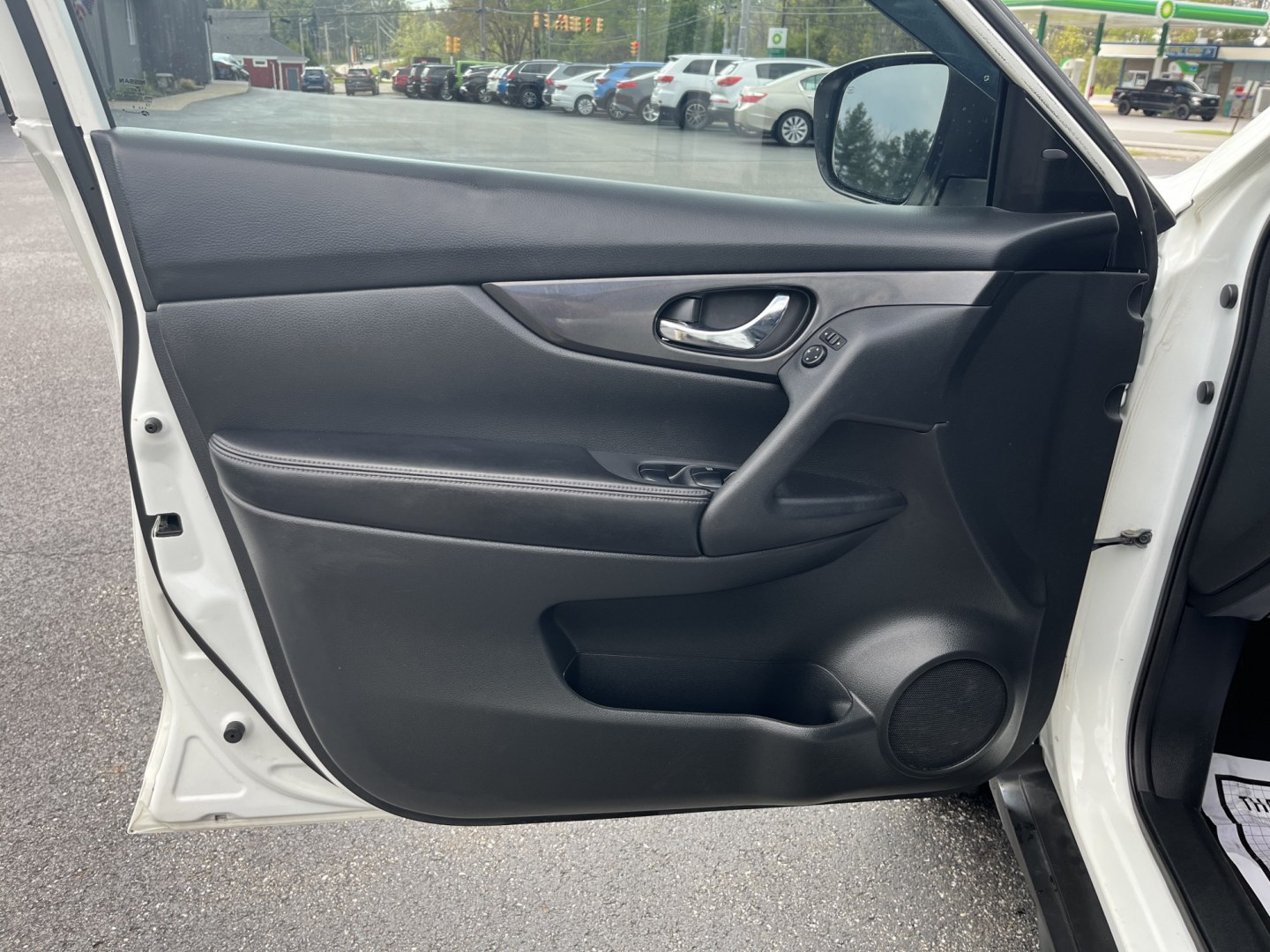 2018 Nissan Rogue SV AWD (5N1AT2MV6JC) with an 2.5L L4 DOHC 16V engine, CVT transmission, located at 547 E. Main St., Orwell, OH, 44076, (440) 437-5893, 41.535435, -80.847855 - Photo#16