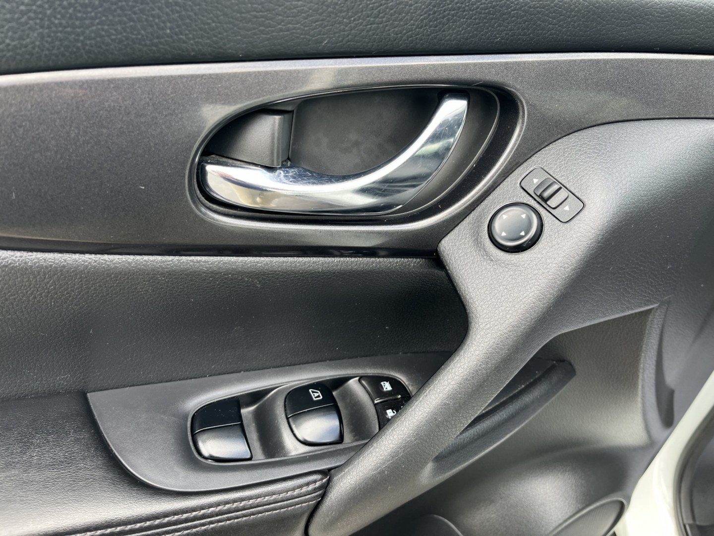 2018 Nissan Rogue SV AWD (5N1AT2MV6JC) with an 2.5L L4 DOHC 16V engine, CVT transmission, located at 547 E. Main St., Orwell, OH, 44076, (440) 437-5893, 41.535435, -80.847855 - Photo#17