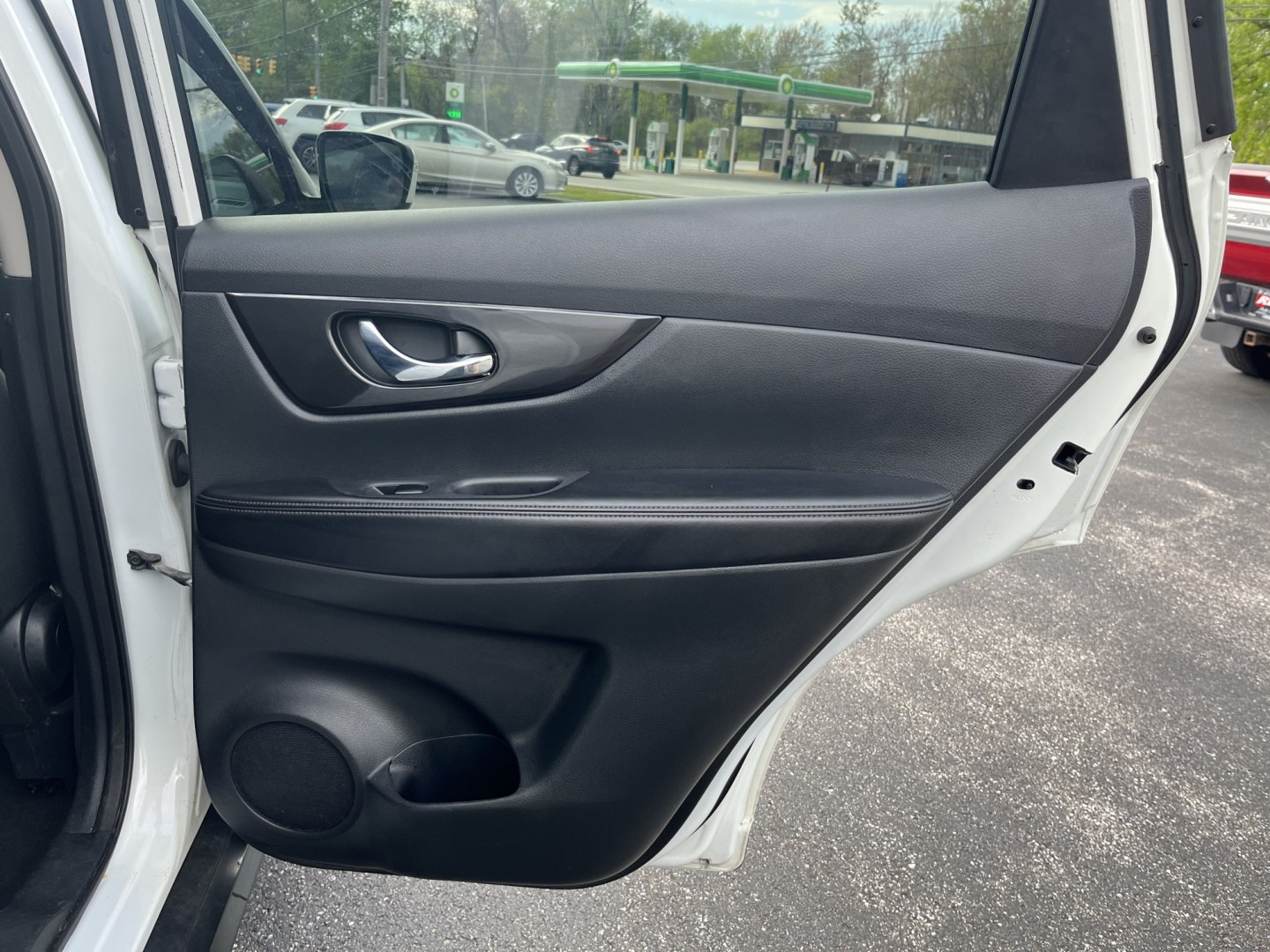 2018 Nissan Rogue SV AWD (5N1AT2MV6JC) with an 2.5L L4 DOHC 16V engine, CVT transmission, located at 547 E. Main St., Orwell, OH, 44076, (440) 437-5893, 41.535435, -80.847855 - Photo#27