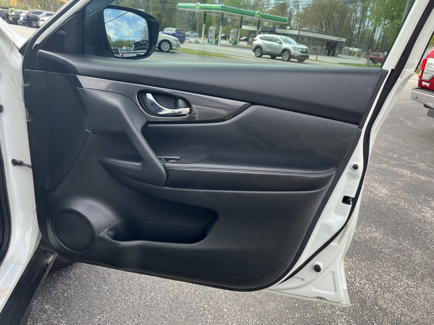 2018 Nissan Rogue SV AWD (5N1AT2MV6JC) with an 2.5L L4 DOHC 16V engine, CVT transmission, located at 547 E. Main St., Orwell, OH, 44076, (440) 437-5893, 41.535435, -80.847855 - Photo#29