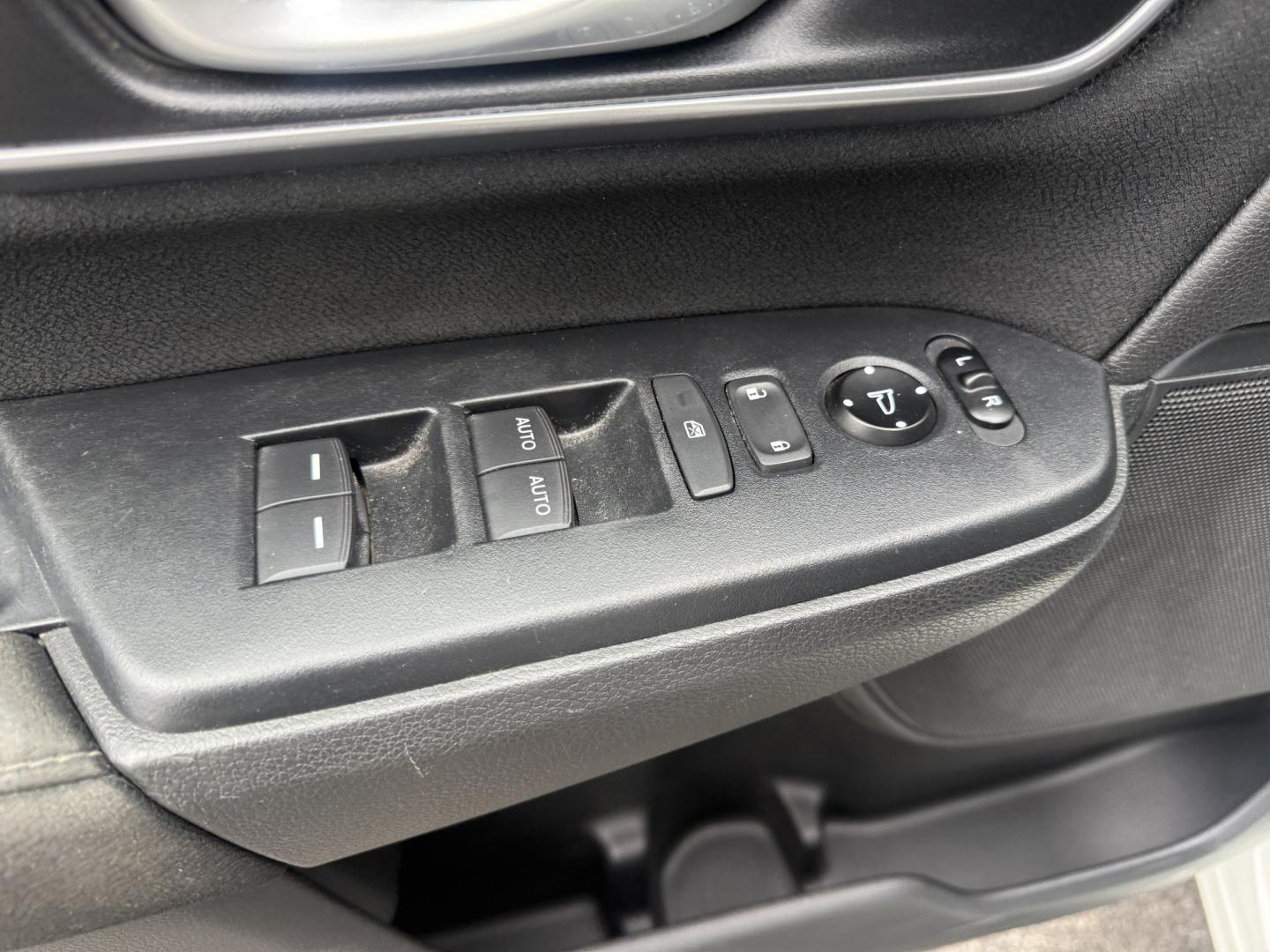 2017 White /Black Honda CR-V EX AWD (5J6RW2H52HL) with an 1.5L I4 16V DOHC TURBO engine, Automatic transmission, located at 547 E. Main St., Orwell, OH, 44076, (440) 437-5893, 41.535435, -80.847855 - 2017 Honda CR-V EX AWD – Turbo Efficiency, Loaded Safety, and Premium Features! This 2017 Honda CR-V EX AWD is a fantastic compact crossover that combines efficiency, comfort, and top-tier safety features. Powered by a responsive 1.5L Turbocharged Earth Dreams I4 engine paired with a smooth CVT t - Photo#8