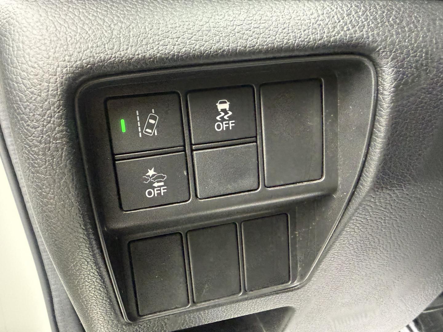 2017 White /Black Honda CR-V EX AWD (5J6RW2H52HL) with an 1.5L I4 16V DOHC TURBO engine, Automatic transmission, located at 547 E. Main St., Orwell, OH, 44076, (440) 437-5893, 41.535435, -80.847855 - 2017 Honda CR-V EX AWD – Turbo Efficiency, Loaded Safety, and Premium Features! This 2017 Honda CR-V EX AWD is a fantastic compact crossover that combines efficiency, comfort, and top-tier safety features. Powered by a responsive 1.5L Turbocharged Earth Dreams I4 engine paired with a smooth CVT t - Photo#10