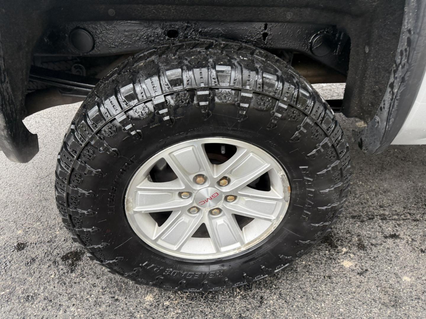 2015 Silver /Black GMC Sierra 1500 SLE Crew Cab Short Box 4WD (3GTU2UEC4FG) with an 5.3L V8 OHV 16V engine, Automatic transmission, located at 547 E. Main St., Orwell, OH, 44076, (440) 437-5893, 41.535435, -80.847855- Photo#24