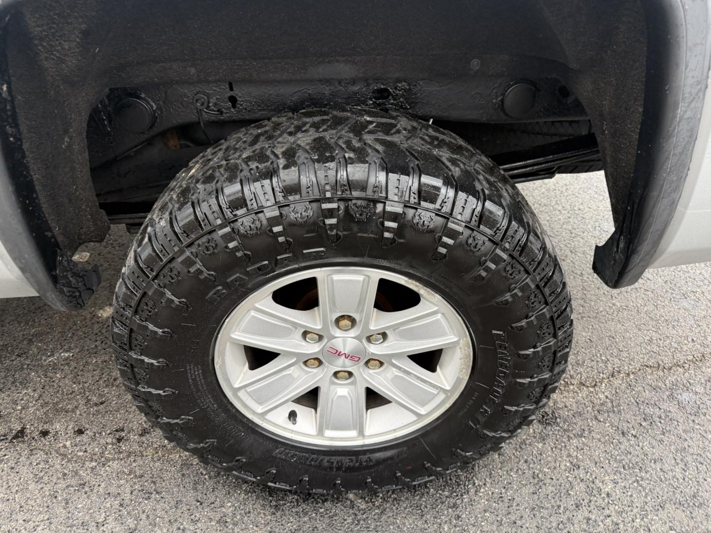 2015 Silver /Black GMC Sierra 1500 SLE Crew Cab Short Box 4WD (3GTU2UEC4FG) with an 5.3L V8 OHV 16V engine, Automatic transmission, located at 547 E. Main St., Orwell, OH, 44076, (440) 437-5893, 41.535435, -80.847855- Photo#29