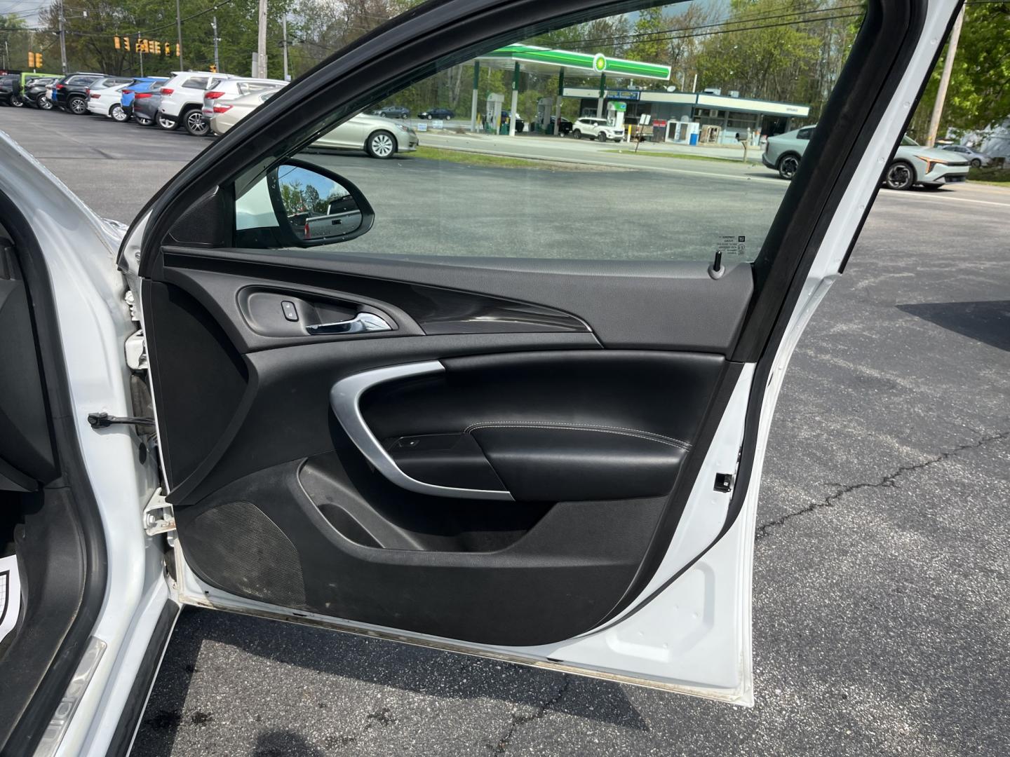 2016 White /Black Buick Regal Turbo FWD (2G4GK5EX1G9) with an 2.0L I4 DOHC 16V TURBO engine, Automatic transmission, located at 547 E. Main St., Orwell, OH, 44076, (440) 437-5893, 41.535435, -80.847855 - 2016 Buick Regal Turbo – Sporty Luxury Sedan with Turbo Power and Premium Comfort! This 2016 Buick Regal Turbo is a refined and fun-to-drive midsize sedan that offers a great blend of performance, luxury, and efficiency. Powered by a responsive 2.0L Turbocharged EcoTec I4 engine paired with a smo - Photo#34
