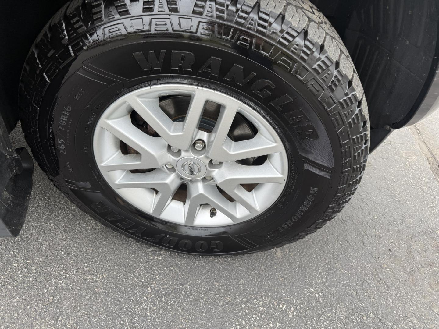 2014 Black /Gray Nissan Frontier SV King Cab 5AT 4WD (1N6AD0CW4EN) with an 4.0L V6 DOHC 24V engine, Automatic transmission, located at 11115 Chardon Rd. , Chardon, OH, 44024, (440) 214-9705, 41.580246, -81.241943 - 2014 Nissan Frontier SV King Cab 4WD – Tough, Reliable Midsize Truck with Fresh Service! This 2014 Nissan Frontier SV King Cab 4WD is a rugged and dependable midsize pickup that’s built to last and ready for work or weekend adventures. Powered by the proven 4.0L V6 engine paired with a durable - Photo#4