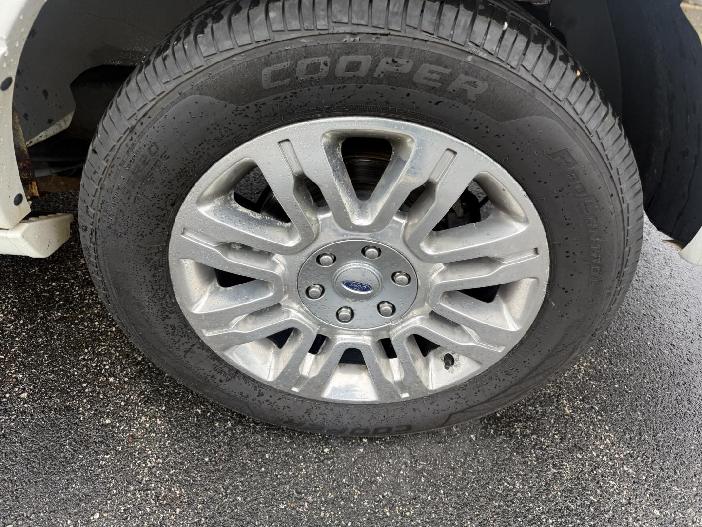 2013 White /Black Ford Expedition Limited 4WD (1FMJU2A55DE) with an 5.4L V8 SOHC 16V FFV engine, Automatic transmission, located at 547 E. Main St., Orwell, OH, 44076, (440) 437-5893, 41.535435, -80.847855 - 2013 Ford Expedition Limited 4WD – Full-Size Luxury SUV with Massive Towing Power and Premium Features! This 2013 Ford Expedition Limited 4WD is a loaded, commanding full-size SUV that offers serious capability and upscale comfort for the whole family. Powered by the strong 5.4L Triton V8 engine- Photo#39