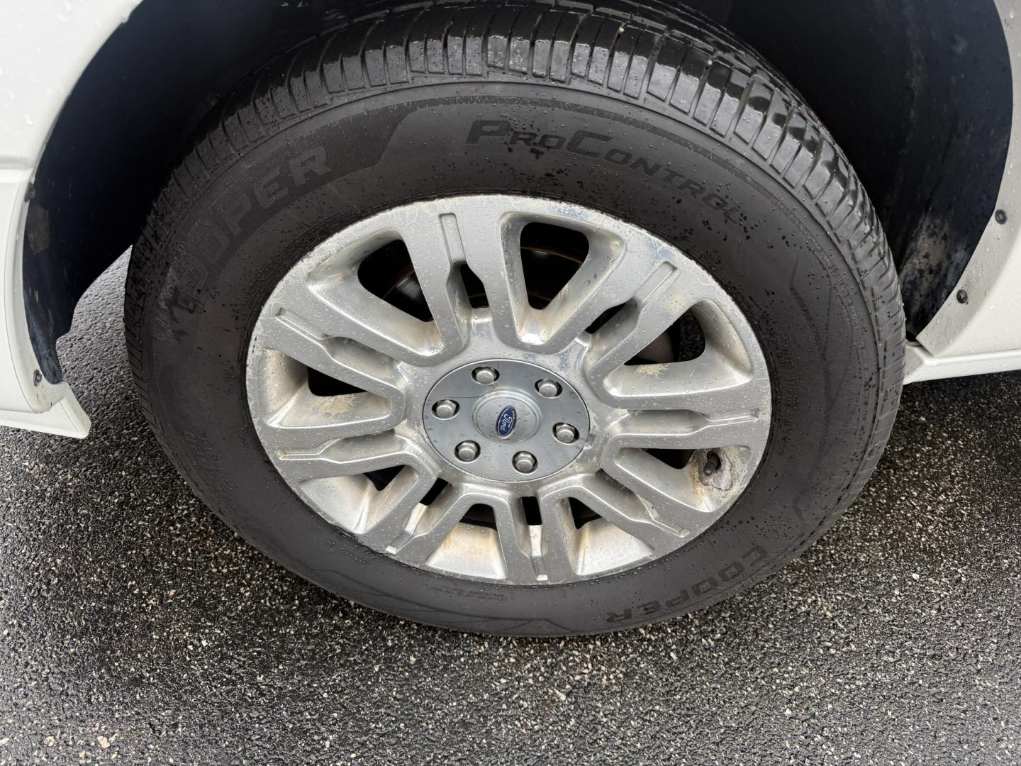 2013 White /Black Ford Expedition Limited 4WD (1FMJU2A55DE) with an 5.4L V8 SOHC 16V FFV engine, Automatic transmission, located at 547 E. Main St., Orwell, OH, 44076, (440) 437-5893, 41.535435, -80.847855 - 2013 Ford Expedition Limited 4WD – Full-Size Luxury SUV with Massive Towing Power and Premium Features! This 2013 Ford Expedition Limited 4WD is a loaded, commanding full-size SUV that offers serious capability and upscale comfort for the whole family. Powered by the strong 5.4L Triton V8 engine- Photo#41