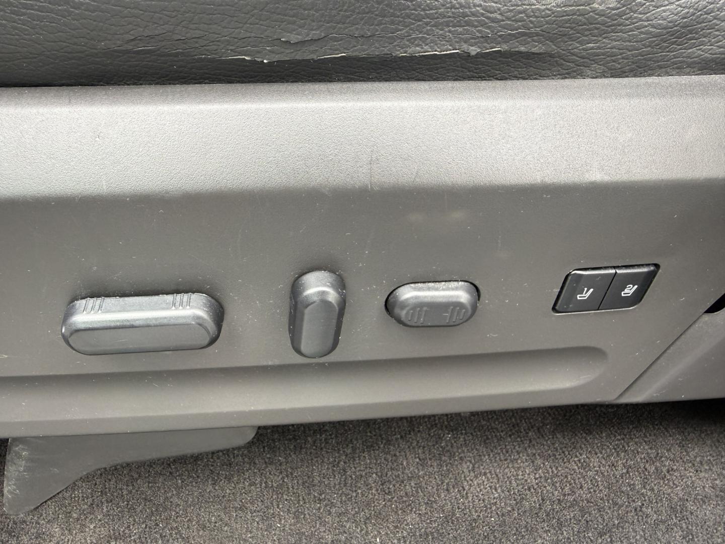 2013 White /Black Ford Expedition Limited 4WD (1FMJU2A55DE) with an 5.4L V8 SOHC 16V FFV engine, Automatic transmission, located at 547 E. Main St., Orwell, OH, 44076, (440) 437-5893, 41.535435, -80.847855 - 2013 Ford Expedition Limited 4WD – Full-Size Luxury SUV with Massive Towing Power and Premium Features! This 2013 Ford Expedition Limited 4WD is a loaded, commanding full-size SUV that offers serious capability and upscale comfort for the whole family. Powered by the strong 5.4L Triton V8 engine- Photo#11