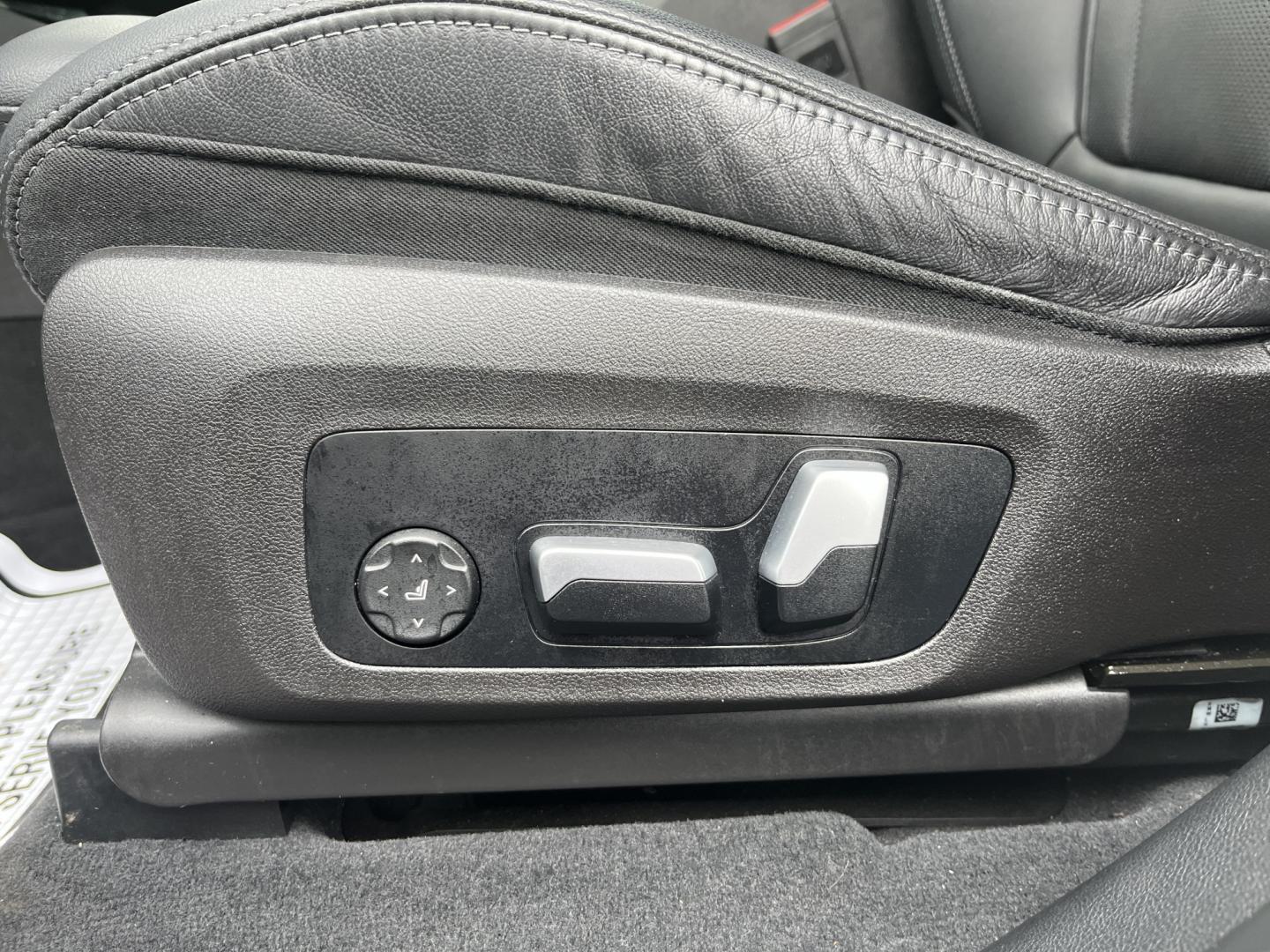 2022 White /Black BMW X3 xDrive30i (5UX53DP02N9) with an 2.0L I4 DOHC 16V Turbo engine, Automatic transmission, located at 11115 Chardon Rd. , Chardon, OH, 44024, (440) 214-9705, 41.580246, -81.241943 - 2022 BMW X3 xDrive30i – Premium Compact Luxury SUV with Turbo Power and Alpine White Style! This 2022 BMW X3 xDrive30i is a refined and sporty luxury crossover that offers the perfect balance of performance, comfort, and versatility. Powered by a responsive 2.0L Turbocharged I4 engine paired with - Photo#19