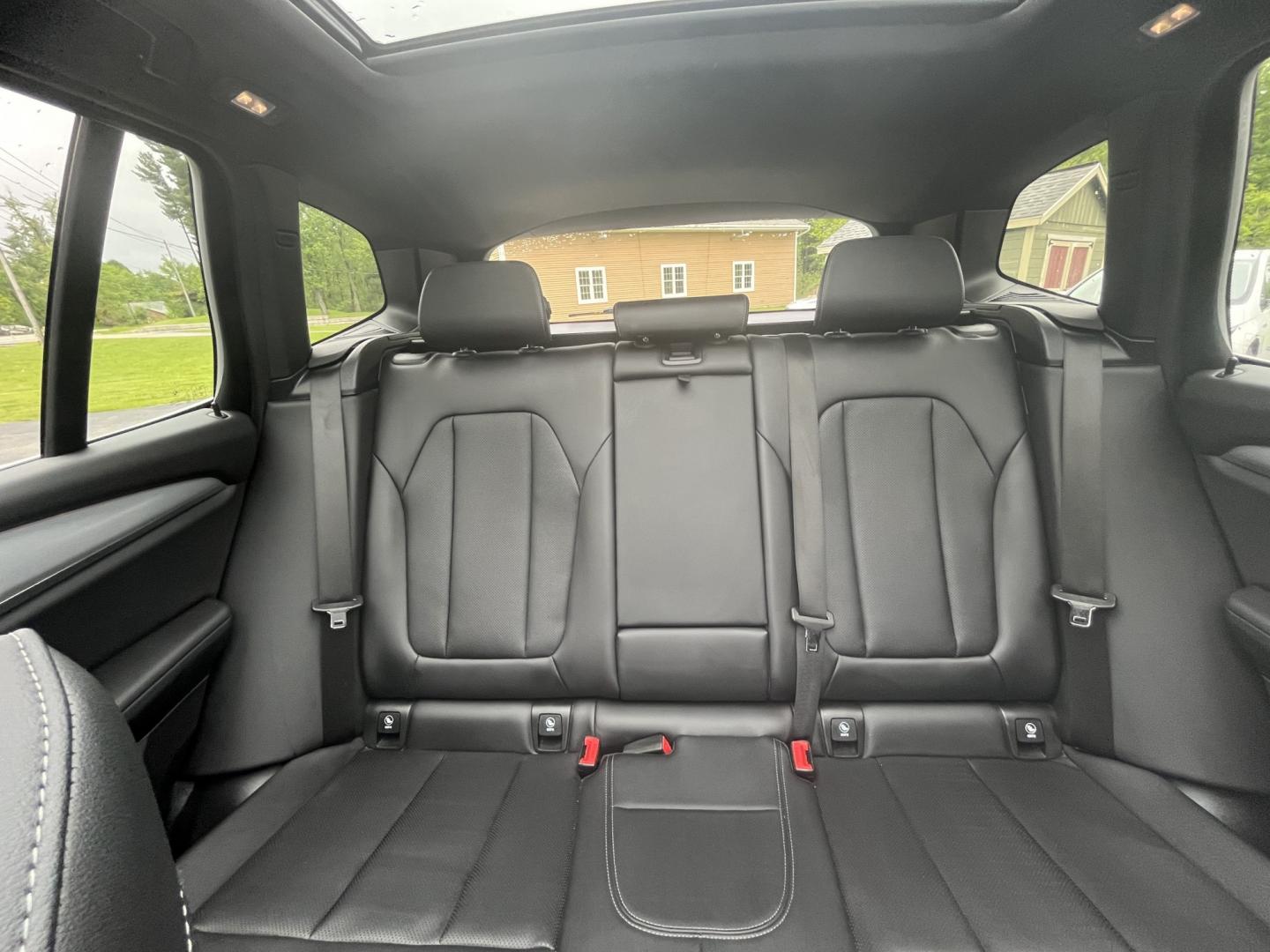 2022 White /Black BMW X3 xDrive30i (5UX53DP02N9) with an 2.0L I4 DOHC 16V Turbo engine, Automatic transmission, located at 11115 Chardon Rd. , Chardon, OH, 44024, (440) 214-9705, 41.580246, -81.241943 - 2022 BMW X3 xDrive30i – Premium Compact Luxury SUV with Turbo Power and Alpine White Style! This 2022 BMW X3 xDrive30i is a refined and sporty luxury crossover that offers the perfect balance of performance, comfort, and versatility. Powered by a responsive 2.0L Turbocharged I4 engine paired with - Photo#31