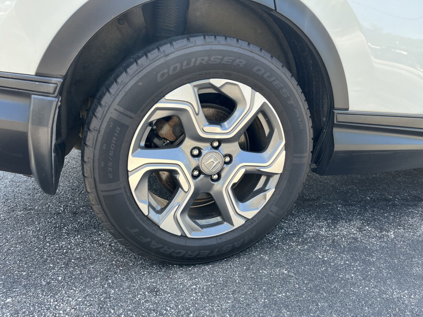 2018 White /Gray Honda CR-V EX AWD (2HKRW2H57JH) with an 1.5L I4 16V DOHC TURBO engine, Automatic transmission, located at 11115 Chardon Rd. , Chardon, OH, 44024, (440) 214-9705, 41.580246, -81.241943 - 2018 Honda CR-V EX AWD – Efficient Compact SUV with Everyday Comfort and Confidence If you want a compact SUV that balances efficiency, comfort, and all-weather capability, this 2018 Honda CR-V EX AWD is a practical choice. The 1.5L Turbocharged engine delivers responsive power and a strong 33 MP- Photo#7