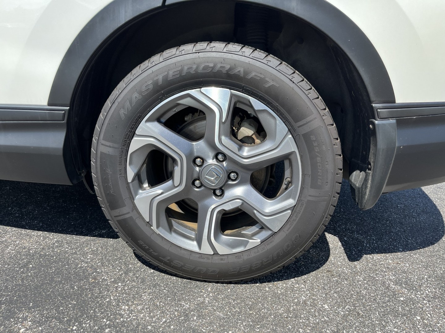 2018 White /Gray Honda CR-V EX AWD (2HKRW2H57JH) with an 1.5L I4 16V DOHC TURBO engine, Automatic transmission, located at 11115 Chardon Rd. , Chardon, OH, 44024, (440) 214-9705, 41.580246, -81.241943 - 2018 Honda CR-V EX AWD – Efficient Compact SUV with Everyday Comfort and Confidence If you want a compact SUV that balances efficiency, comfort, and all-weather capability, this 2018 Honda CR-V EX AWD is a practical choice. The 1.5L Turbocharged engine delivers responsive power and a strong 33 MP- Photo#10