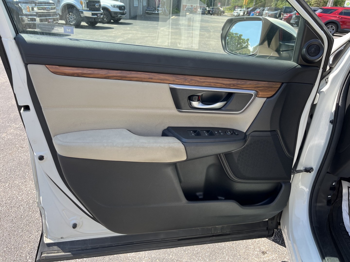 2018 White /Gray Honda CR-V EX AWD (2HKRW2H57JH) with an 1.5L I4 16V DOHC TURBO engine, Automatic transmission, located at 11115 Chardon Rd. , Chardon, OH, 44024, (440) 214-9705, 41.580246, -81.241943 - 2018 Honda CR-V EX AWD – Efficient Compact SUV with Everyday Comfort and Confidence If you want a compact SUV that balances efficiency, comfort, and all-weather capability, this 2018 Honda CR-V EX AWD is a practical choice. The 1.5L Turbocharged engine delivers responsive power and a strong 33 MP- Photo#15
