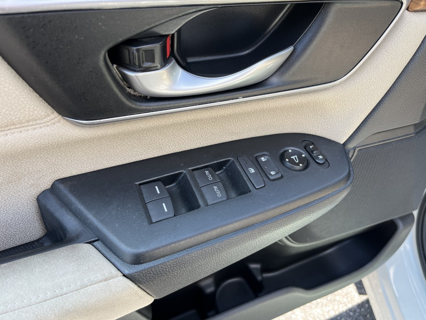 2018 White /Gray Honda CR-V EX AWD (2HKRW2H57JH) with an 1.5L I4 16V DOHC TURBO engine, Automatic transmission, located at 11115 Chardon Rd. , Chardon, OH, 44024, (440) 214-9705, 41.580246, -81.241943 - 2018 Honda CR-V EX AWD – Efficient Compact SUV with Everyday Comfort and Confidence If you want a compact SUV that balances efficiency, comfort, and all-weather capability, this 2018 Honda CR-V EX AWD is a practical choice. The 1.5L Turbocharged engine delivers responsive power and a strong 33 MP- Photo#16
