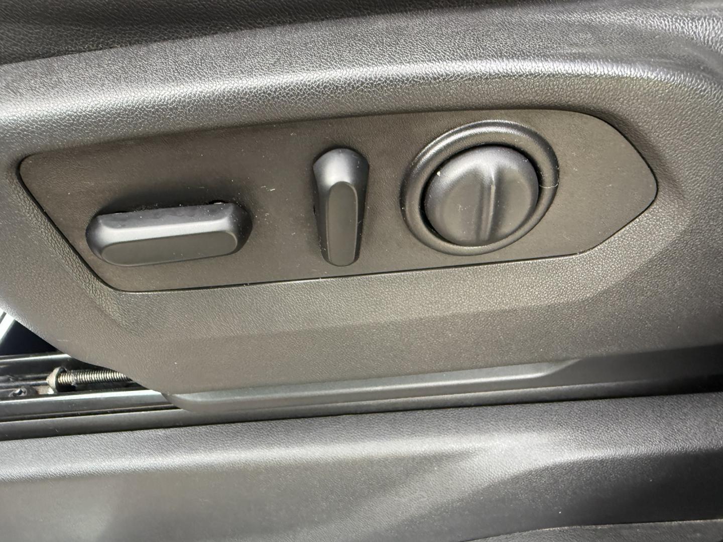 2020 Blue /Black GMC Sierra 1500 SLT Crew Cab Short Box 4WD (3GTU9DED0LG) with an 5.3L V8 OHV 16V engine, Automatic transmission, located at 547 E. Main St., Orwell, OH, 44076, (440) 437-5893, 41.535435, -80.847855 - 2020 GMC Sierra 1500 SLT Crew Cab 4WD – Texas Edition with X31 Off-Road Package and Loaded Luxury Features! This sharp 2020 GMC Sierra 1500 SLT Crew Cab 4WD is a premium, well-equipped truck that combines strong performance, off-road capability, and upscale comfort. Powered by a reliable 5.3L Eco- Photo#12
