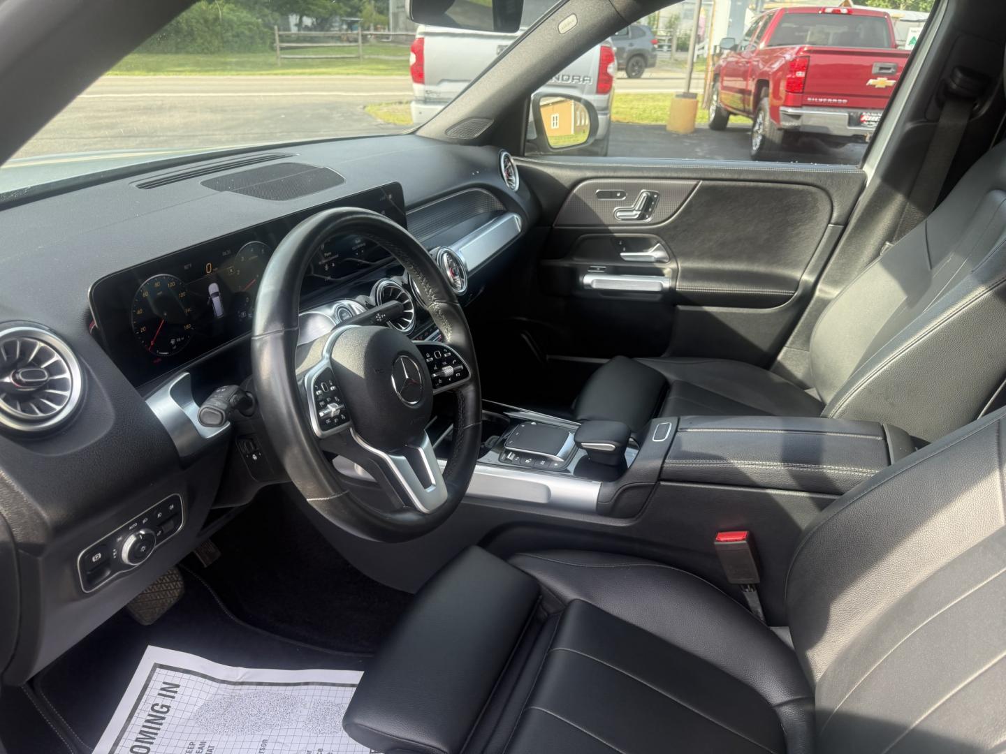 2022 Silver /Black Mercedes-Benz GLB-Class GLB 250 4MATIC (W1N4M4HB2NW) with an 2.0L I4 DOHC 16V Turbo engine, Automatic transmission, located at 11115 Chardon Rd. , Chardon, OH, 44024, (440) 214-9705, 41.580246, -81.241943- Photo#6