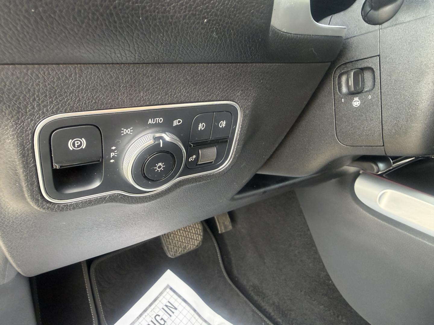 2022 Silver /Black Mercedes-Benz GLB-Class GLB 250 4MATIC (W1N4M4HB2NW) with an 2.0L I4 DOHC 16V Turbo engine, Automatic transmission, located at 11115 Chardon Rd. , Chardon, OH, 44024, (440) 214-9705, 41.580246, -81.241943- Photo#11