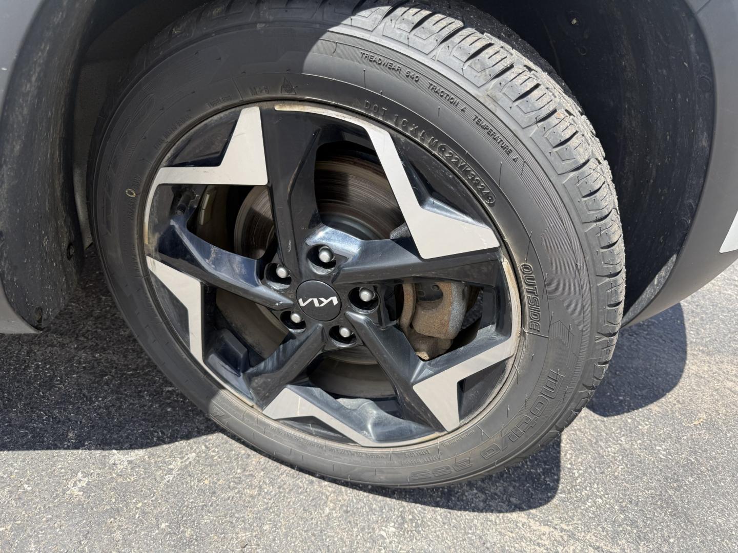 2024 White /Black Kia Seltos EX (KNDERCAA3R7) with an 2.0L I4 DOHC 16V engine, Automatic transmission, located at 547 E. Main St., Orwell, OH, 44076, (440) 437-5893, 41.535435, -80.847855 - 2024 Kia Seltos EX AWD – Stylish, Efficient, and Loaded with Premium Features! This nearly new 2024 Kia Seltos EX AWD is a sharp and versatile compact crossover that offers upscale comfort, confident all-weather performance, and excellent value. Powered by a smooth 2.0L I4 MPI engine paired with- Photo#5