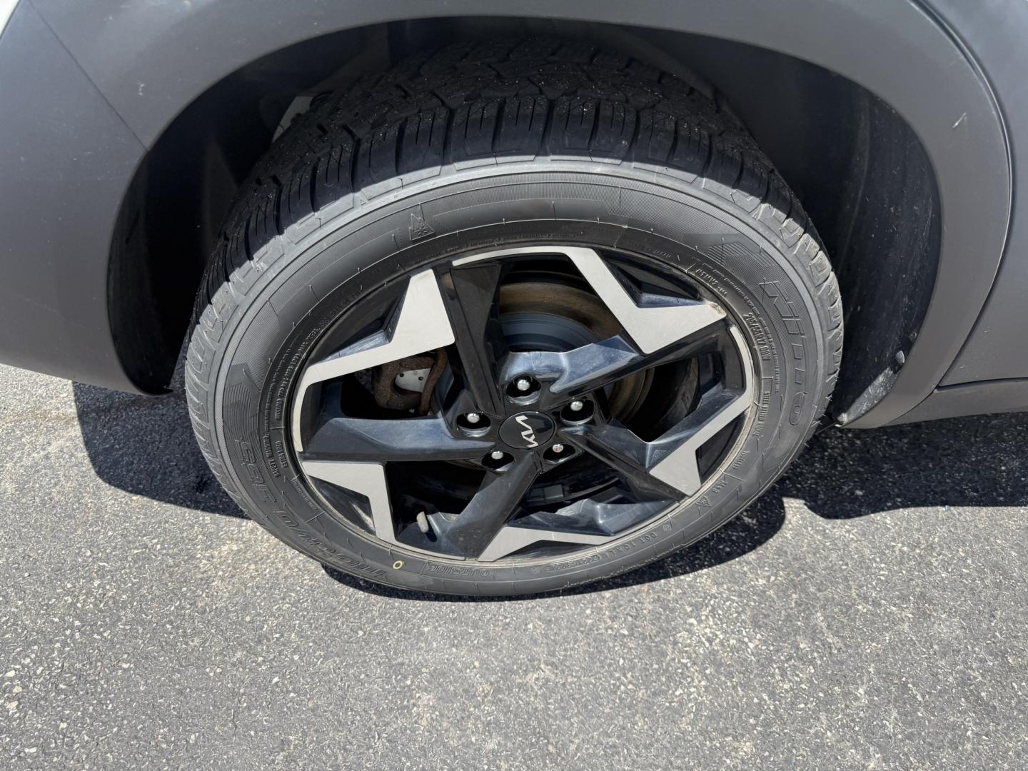 2024 White /Black Kia Seltos EX (KNDERCAA3R7) with an 2.0L I4 DOHC 16V engine, Automatic transmission, located at 547 E. Main St., Orwell, OH, 44076, (440) 437-5893, 41.535435, -80.847855 - 2024 Kia Seltos EX AWD – Stylish, Efficient, and Loaded with Premium Features! This nearly new 2024 Kia Seltos EX AWD is a sharp and versatile compact crossover that offers upscale comfort, confident all-weather performance, and excellent value. Powered by a smooth 2.0L I4 MPI engine paired with- Photo#24