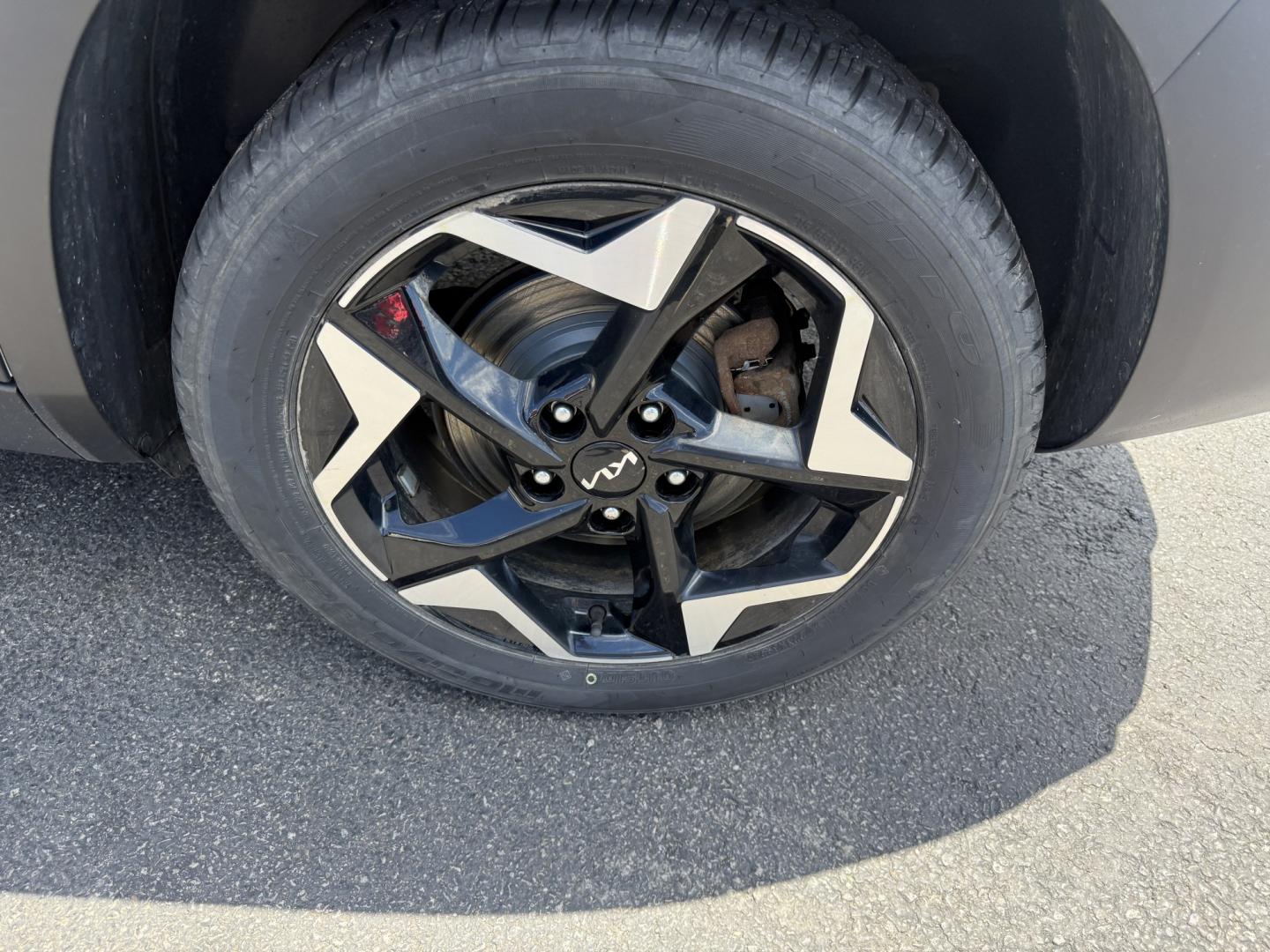 2024 White /Black Kia Seltos EX (KNDERCAA3R7) with an 2.0L I4 DOHC 16V engine, Automatic transmission, located at 547 E. Main St., Orwell, OH, 44076, (440) 437-5893, 41.535435, -80.847855 - 2024 Kia Seltos EX AWD – Stylish, Efficient, and Loaded with Premium Features! This nearly new 2024 Kia Seltos EX AWD is a sharp and versatile compact crossover that offers upscale comfort, confident all-weather performance, and excellent value. Powered by a smooth 2.0L I4 MPI engine paired with- Photo#29