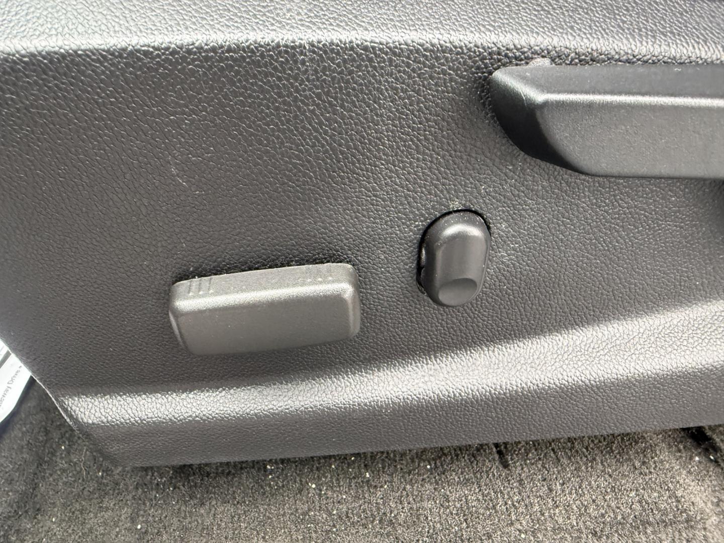 2018 Gray /Black Chevrolet Colorado Z71 Ext. Cab 4WD (1GCHTDEN2J1) with an 3.6L V6 DOHC 24V GAS engine, Automatic transmission, located at 547 E. Main St., Orwell, OH, 44076, (440) 437-5893, 41.535435, -80.847855 - 2018 Chevrolet Colorado Z71 Extended Cab 4WD – Off-Road Ready with V6 Power and Modern Comfort! This 2018 Chevrolet Colorado Z71 Extended Cab 4WD is a capable midsize truck that blends off-road toughness with everyday usability. Powered by a strong 3.6L V6 engine paired with a smooth 8-speed auto- Photo#9