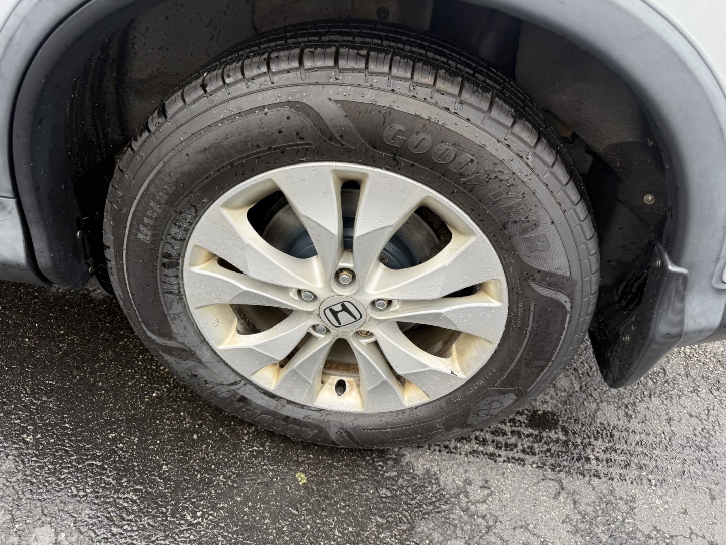 2014 Silver /Gray Honda CR-V EX-L 4WD 5-Speed AT (2HKRM4H71EH) with an 2.4L I4 DOHC 16V engine, Automatic transmission, located at 547 E. Main St., Orwell, OH, 44076, (440) 437-5893, 41.535435, -80.847855 - 2014 Honda CR-V EX-L 4WD – Premium Compact SUV with Fresh Service and Honda Reliability! This 2014 Honda CR-V EX-L 4WD is a clean, well-maintained compact SUV that offers upscale comfort and proven all-weather capability. Powered by a smooth 2.4L I4 engine paired with a durable 5-speed automatic- Photo#32
