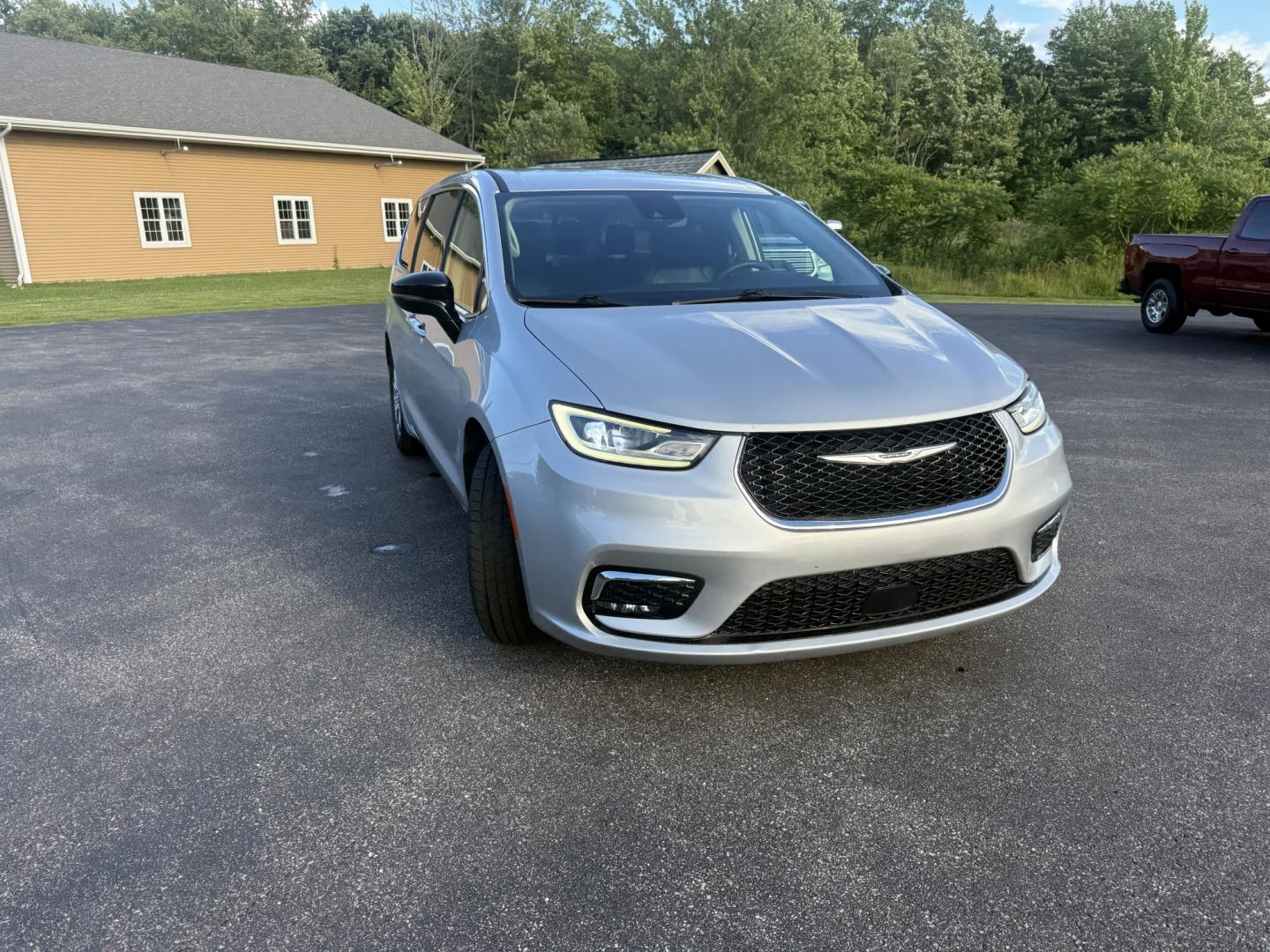 2024 Silver /Black Chrysler Pacifica Touring L (2C4RC1BG6RR) with an 3.6L V6 DOHC 24V engine, Automatic transmission, located at 11115 Chardon Rd. , Chardon, OH, 44024, (440) 214-9705, 41.580246, -81.241943 - 2024 Chrysler Pacifica Touring L – Modern Family Minivan with Stow ’n Go, Premium Features, and Top-Tier Safety! This 2024 Chrysler Pacifica Touring L is a refined and well-equipped family minivan that offers comfort, versatility, and advanced safety in one stylish package. Powered by a smooth- Photo#2